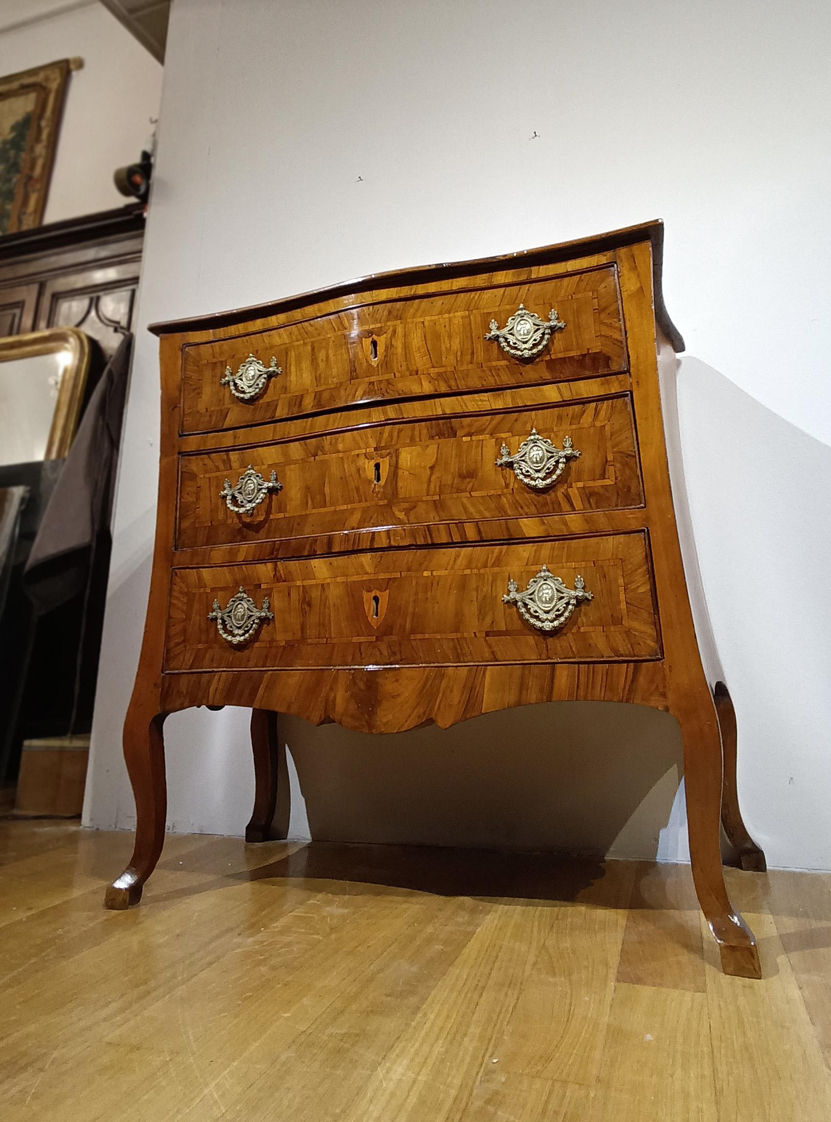 MID-18th CENTUR LOUIS XV WALNUT CHEST OF DRAWERS For Sale 4