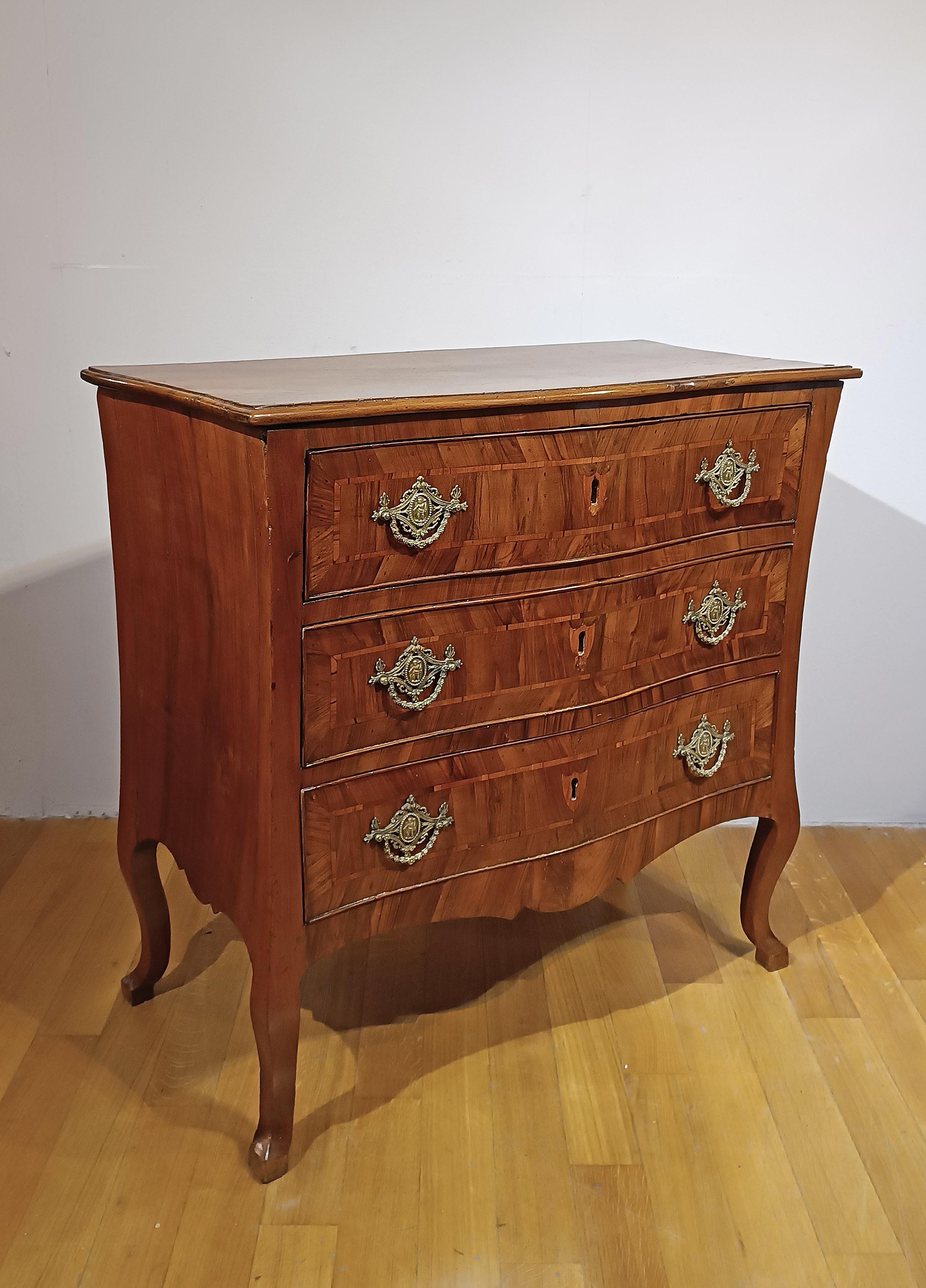 Louis XV MID-18th CENTUR LOUIS XV WALNUT CHEST OF DRAWERS For Sale