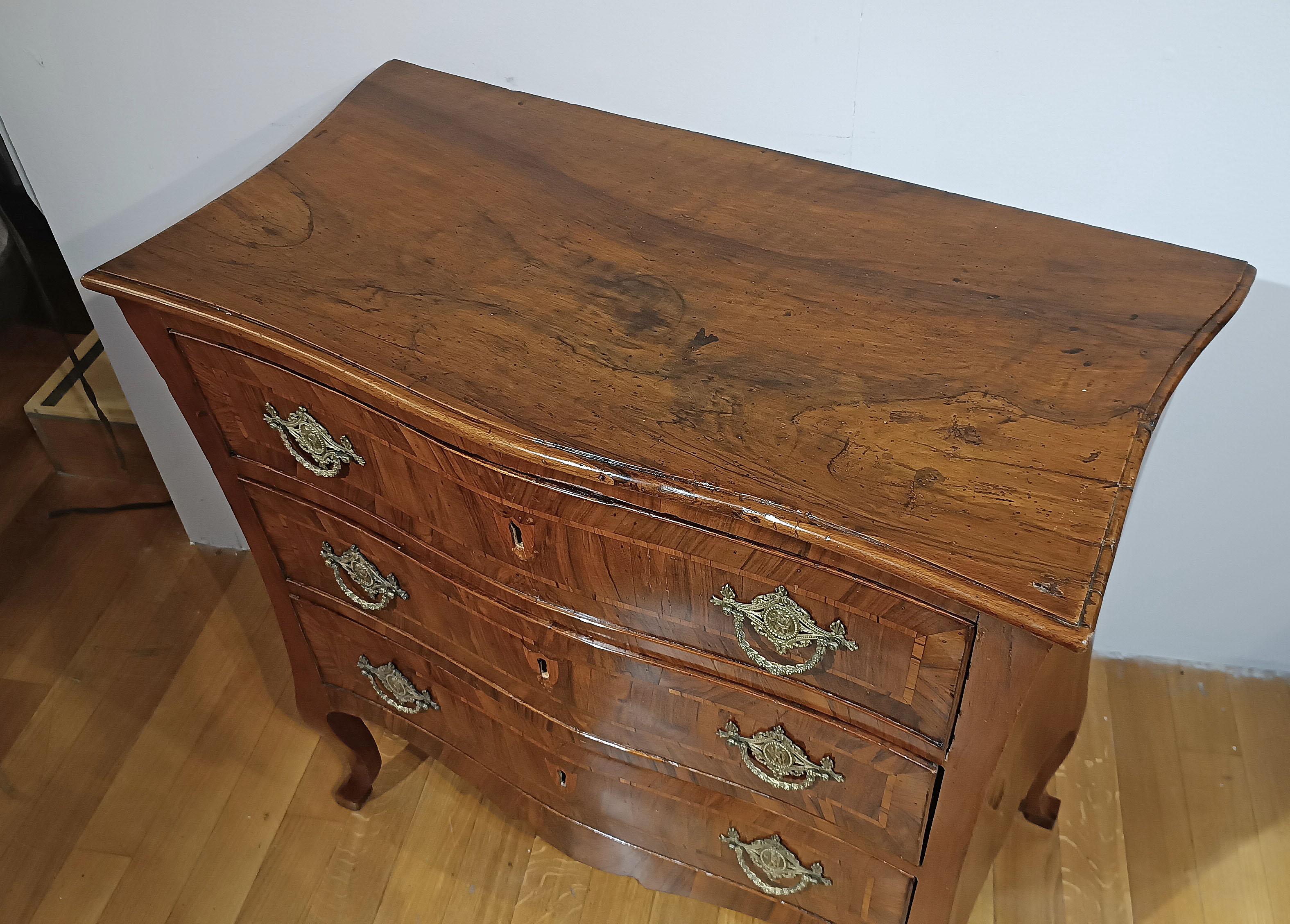 MID-18th CENTUR LOUIS XV WALNUT CHEST OF DRAWERS In Good Condition For Sale In Firenze, FI