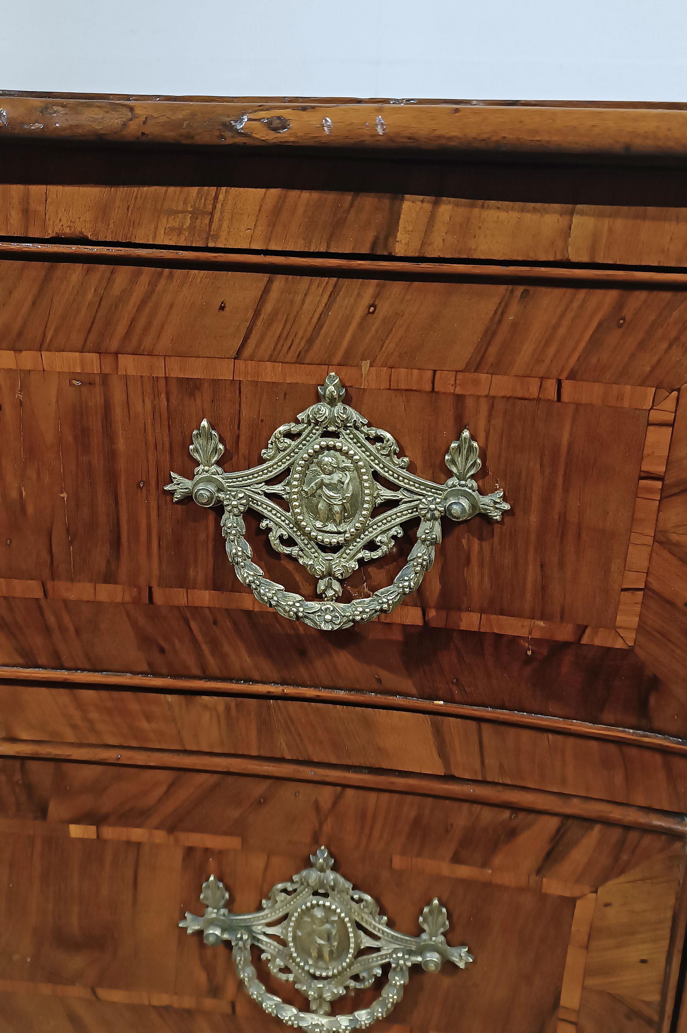 MID-18th CENTUR LOUIS XV WALNUT CHEST OF DRAWERS For Sale 1