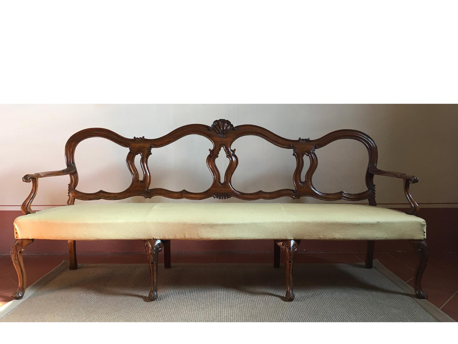 Mid-18th Century hand-carved 1750 Venetian Baroque walnut sofa, three-seat with armrests.
Remarkable work by Venetian cabinetmakers. The 18th Century was in Venice the Golden Age. Aristocratics and great merchants asked to Venetian artisans to work