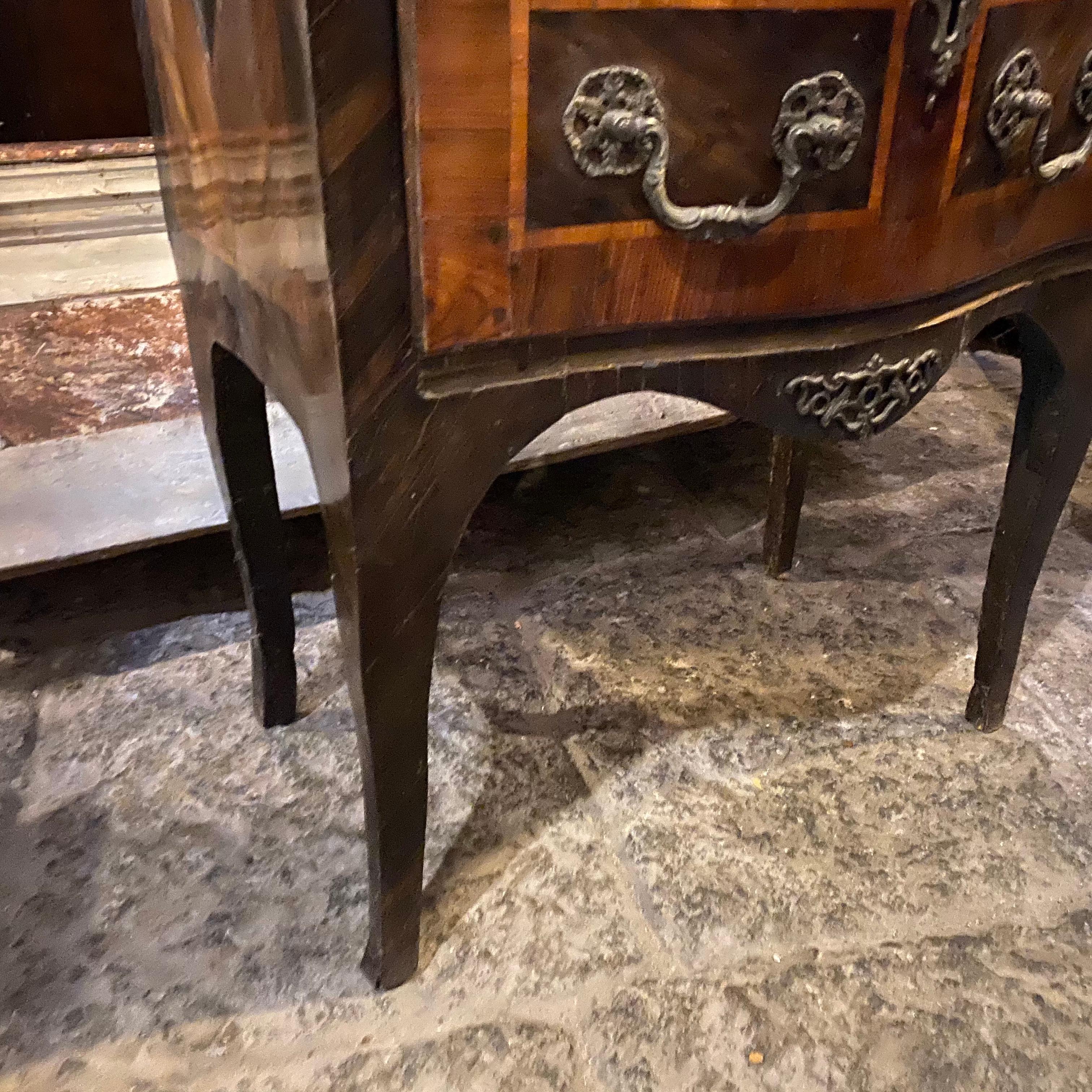 Mid-18th Century Antique Louis XV Italian Small Dresser In Good Condition In Aci Castello, IT