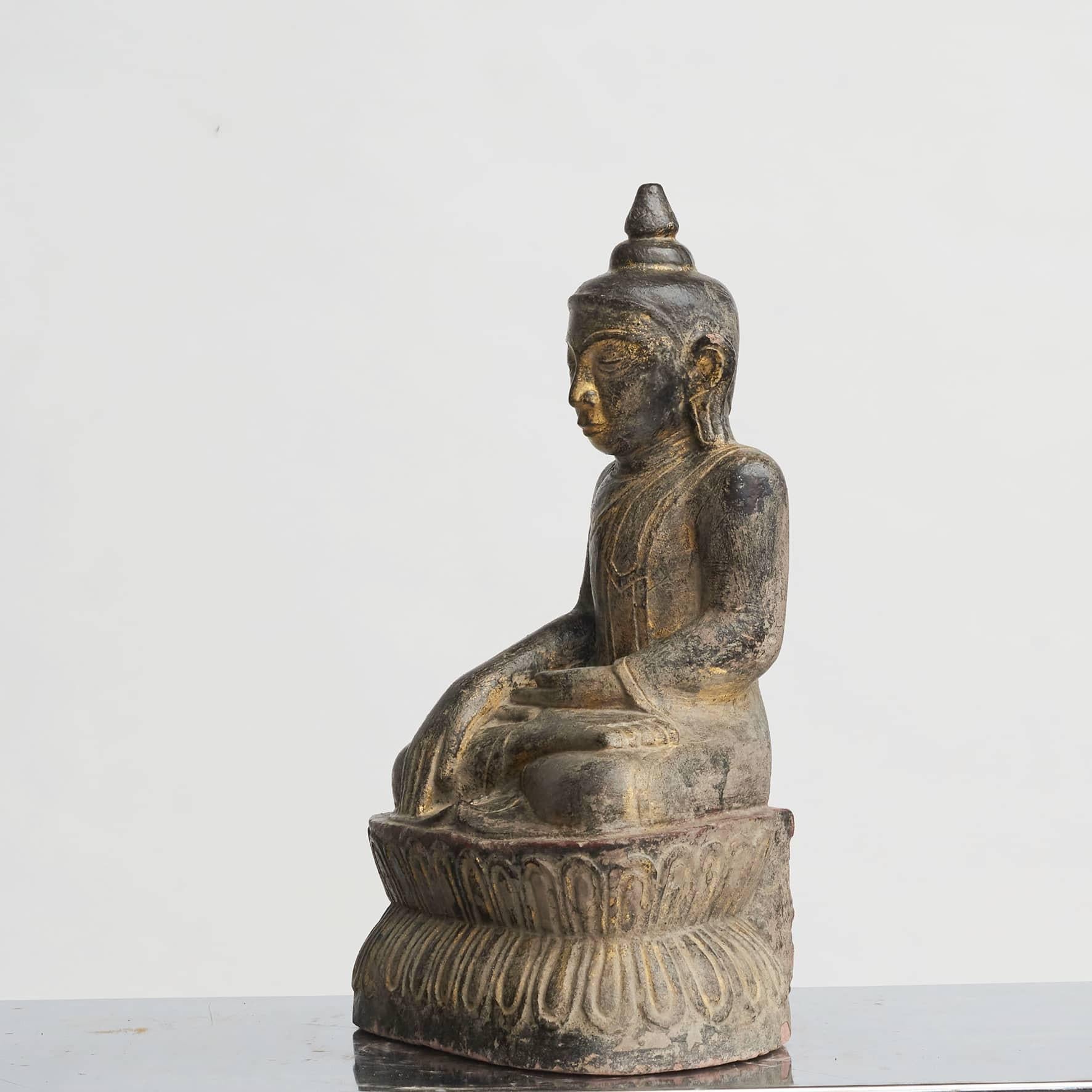 Mid-18th Century Burmese Stone Buddha In Good Condition For Sale In Kastrup, DK