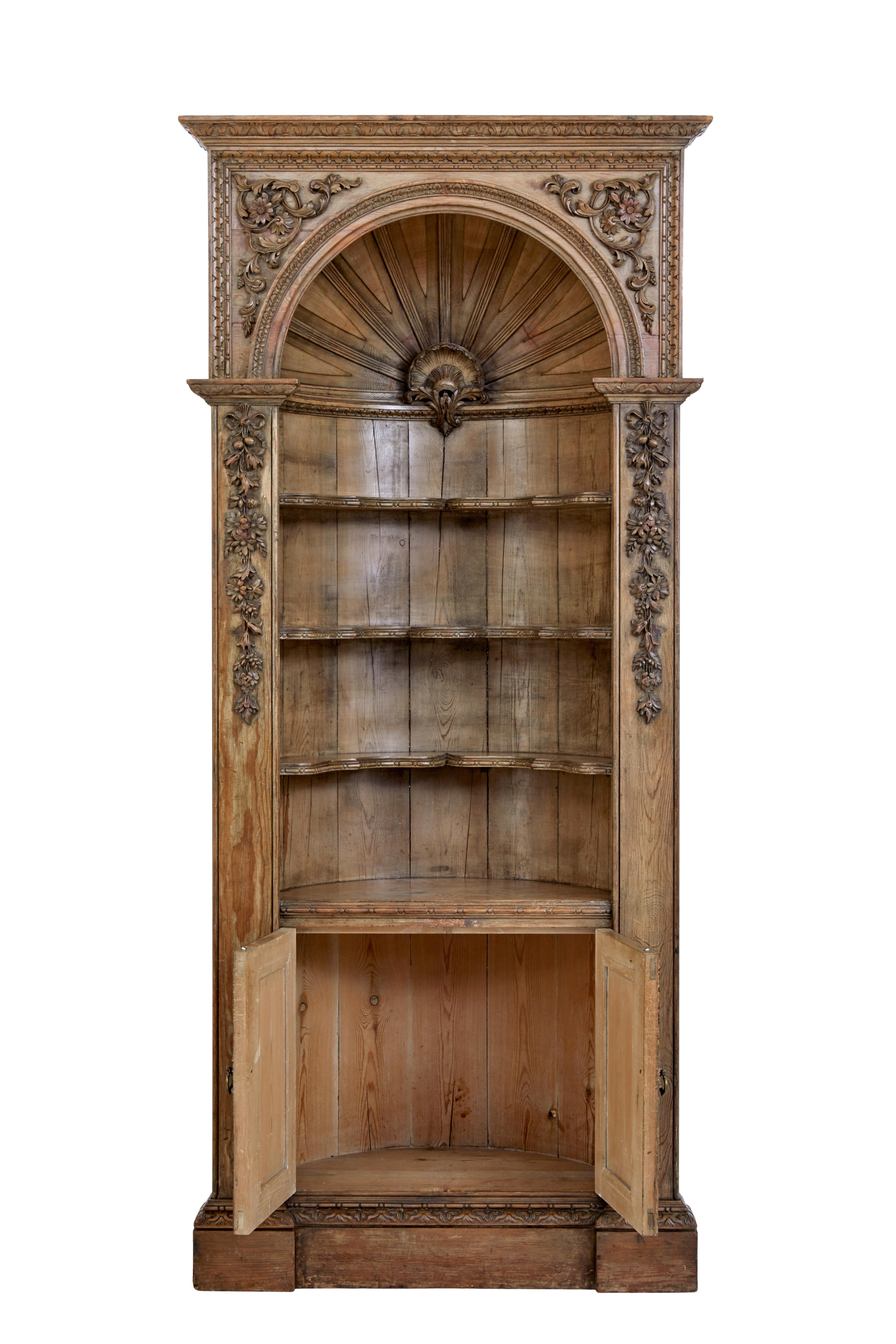 Magnifique meuble de rangement en pin sculpté du milieu du XVIIIe siècle, vers 1760.

Pièce d'excellente qualité qui aurait été installée dans une niche murale, avec le cadre extérieur affleurant au mur.

Corniche architecturale sculptée, décorée de
