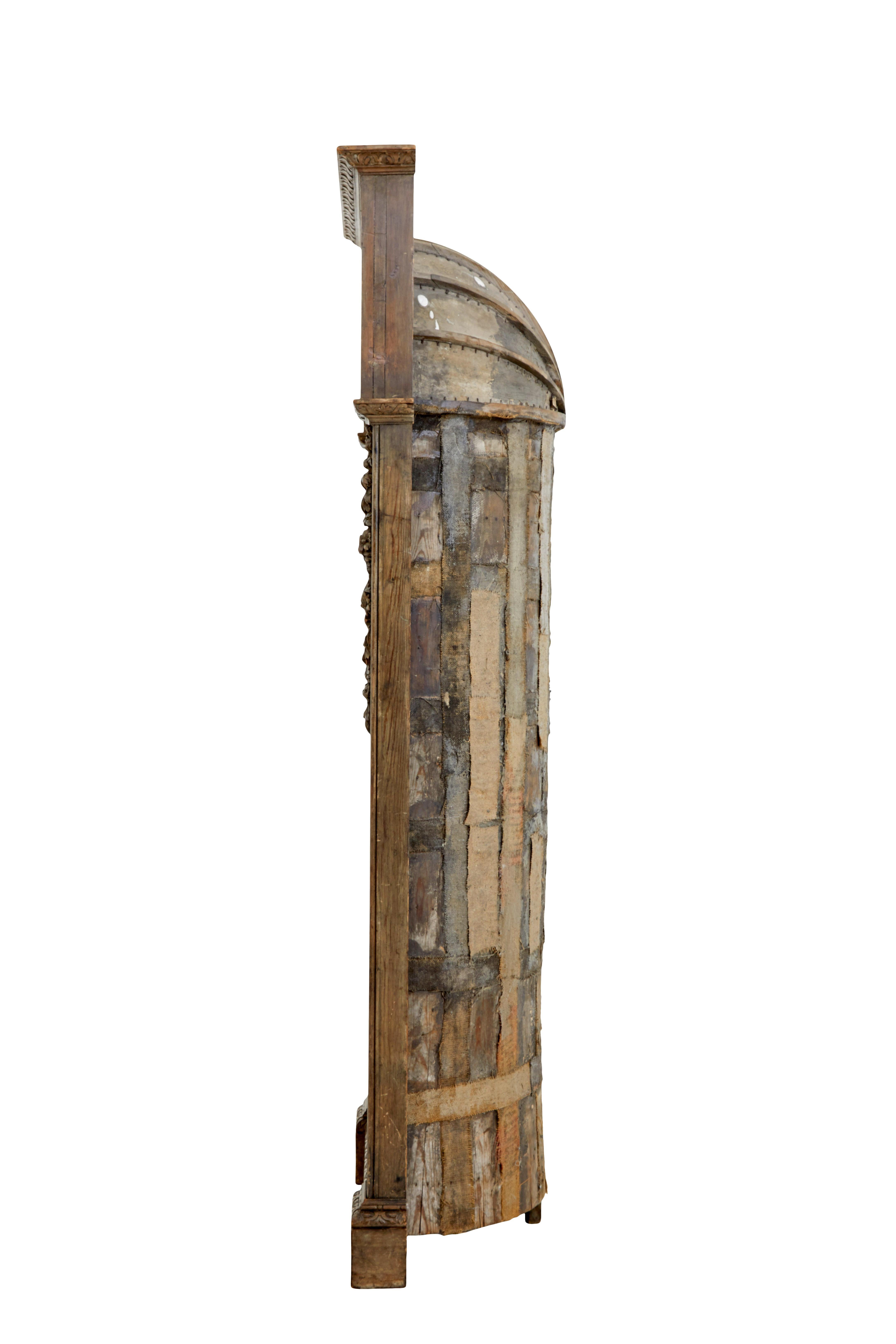 Queen Anne Armoire encastrée à dôme en pin sculpté du milieu du XVIIIe siècle en vente
