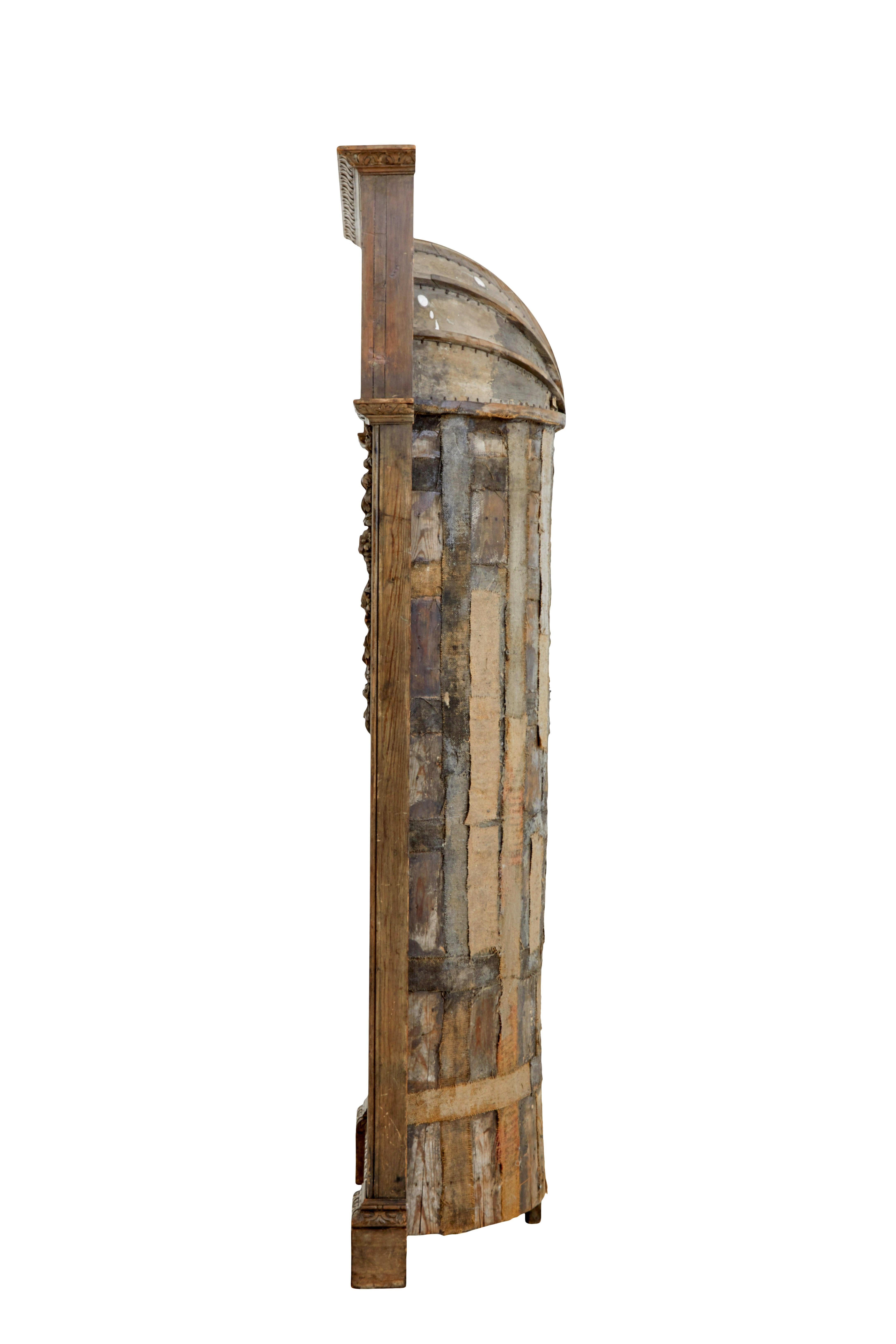 Mitte des 18. Jahrhunderts geschnitzter Kiefer-Einbauschrank mit Kuppel (Georgian) im Angebot