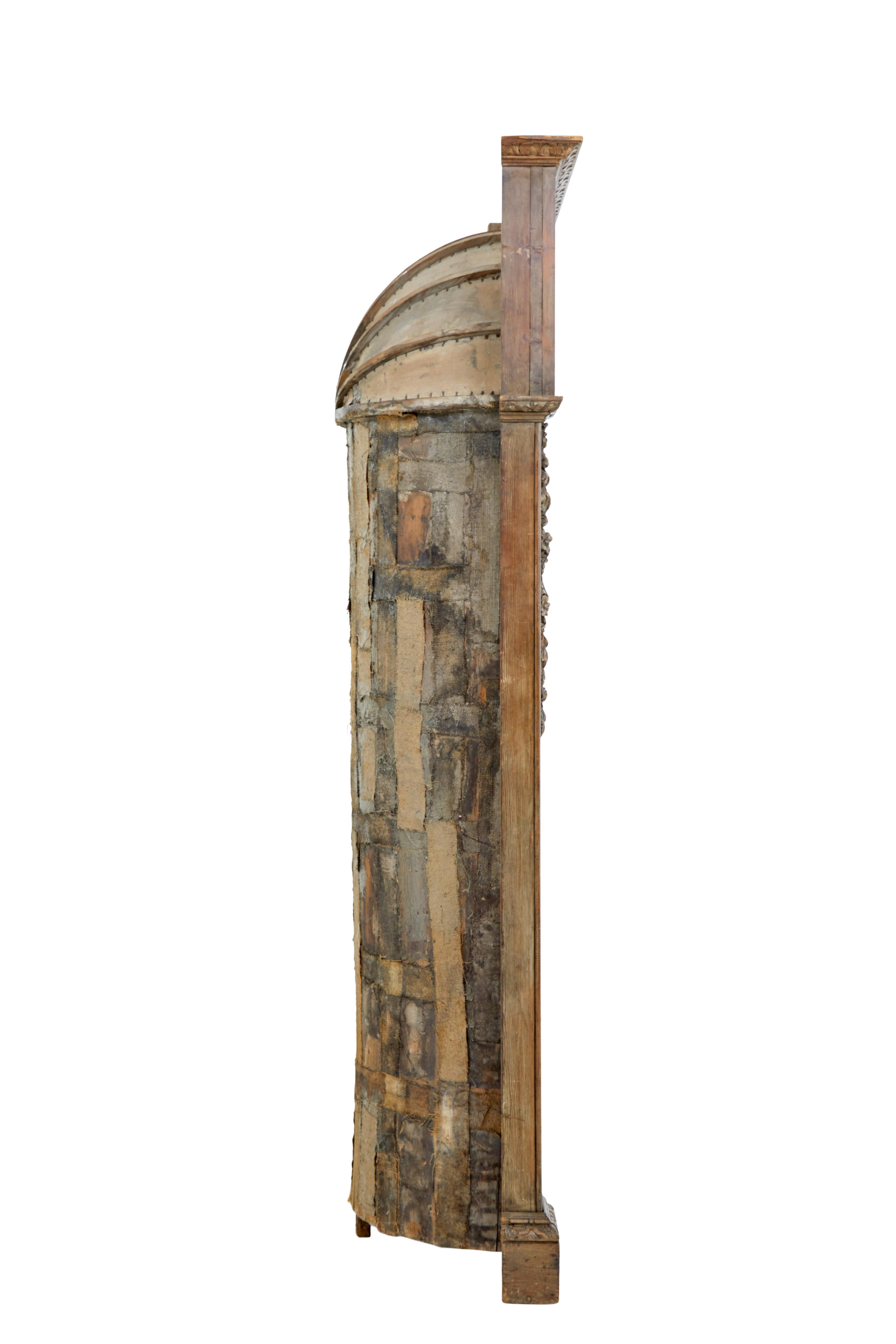 Sculpté Armoire encastrée à dôme en pin sculpté du milieu du XVIIIe siècle en vente