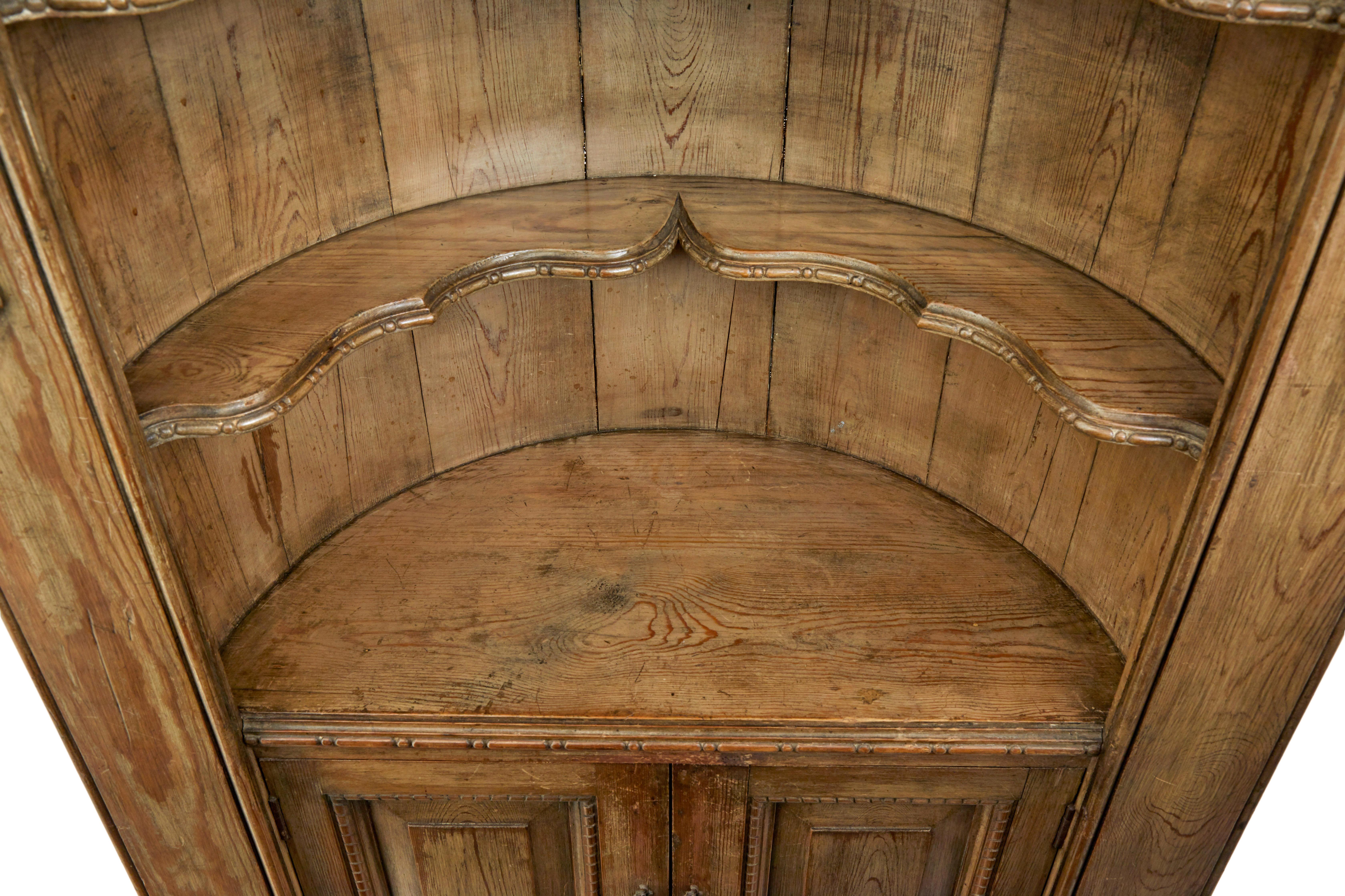 Mitte des 18. Jahrhunderts geschnitzter Kiefer-Einbauschrank mit Kuppel im Zustand „Gut“ im Angebot in Debenham, Suffolk