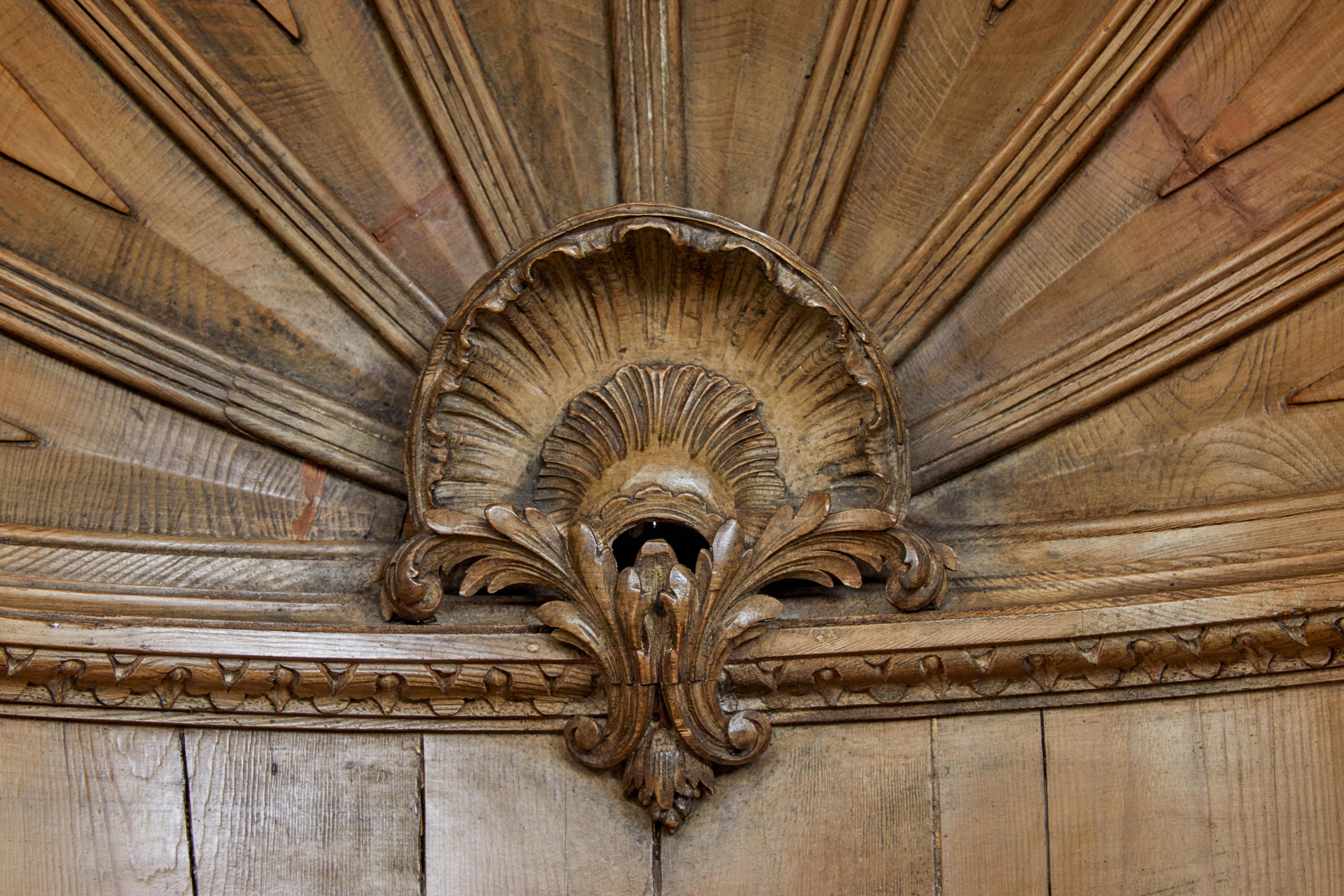 Pin Armoire encastrée à dôme en pin sculpté du milieu du XVIIIe siècle en vente