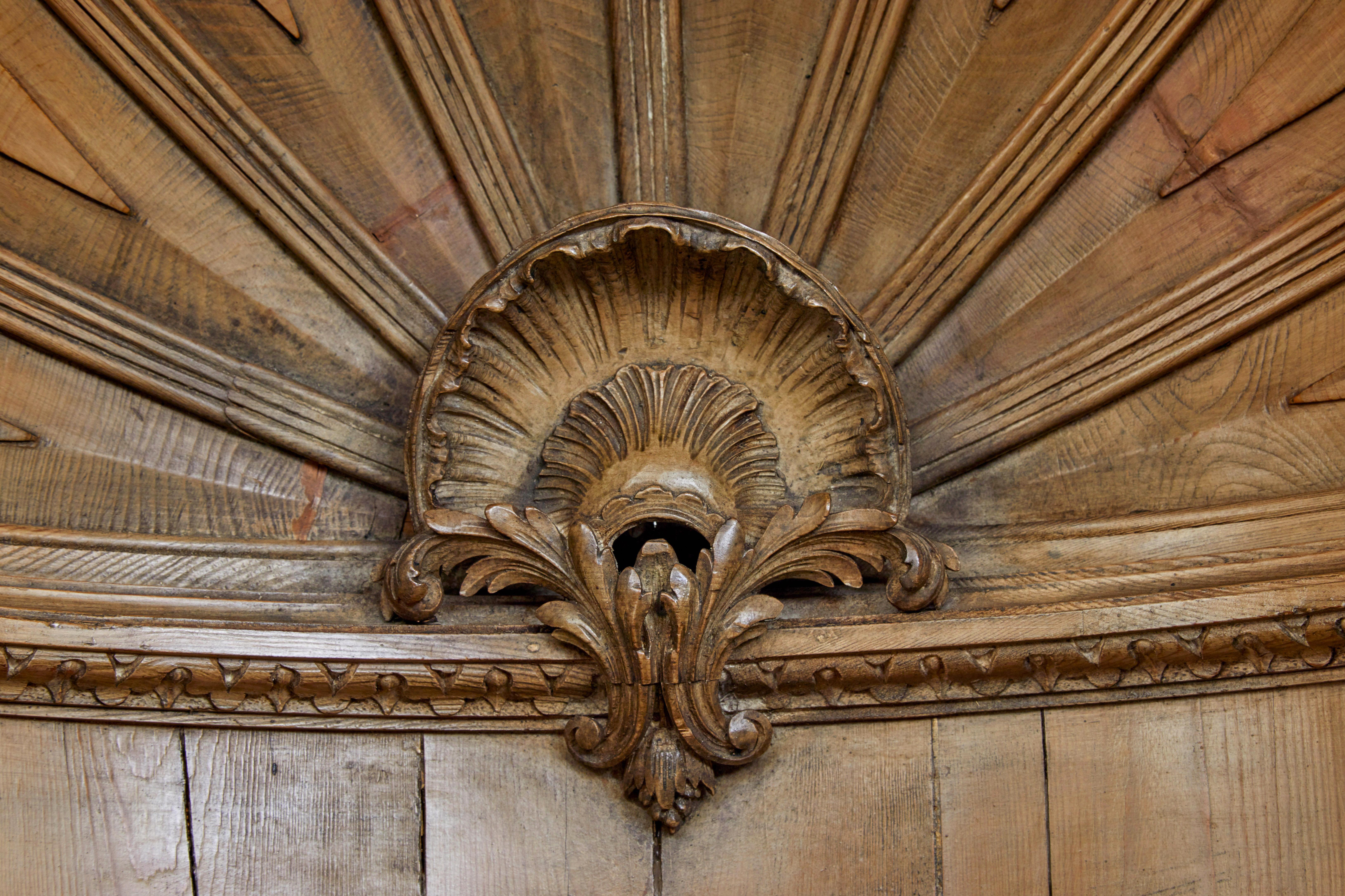 Mitte des 18. Jahrhunderts geschnitzter Kiefer-Einbauschrank mit Kuppel (Kiefernholz) im Angebot