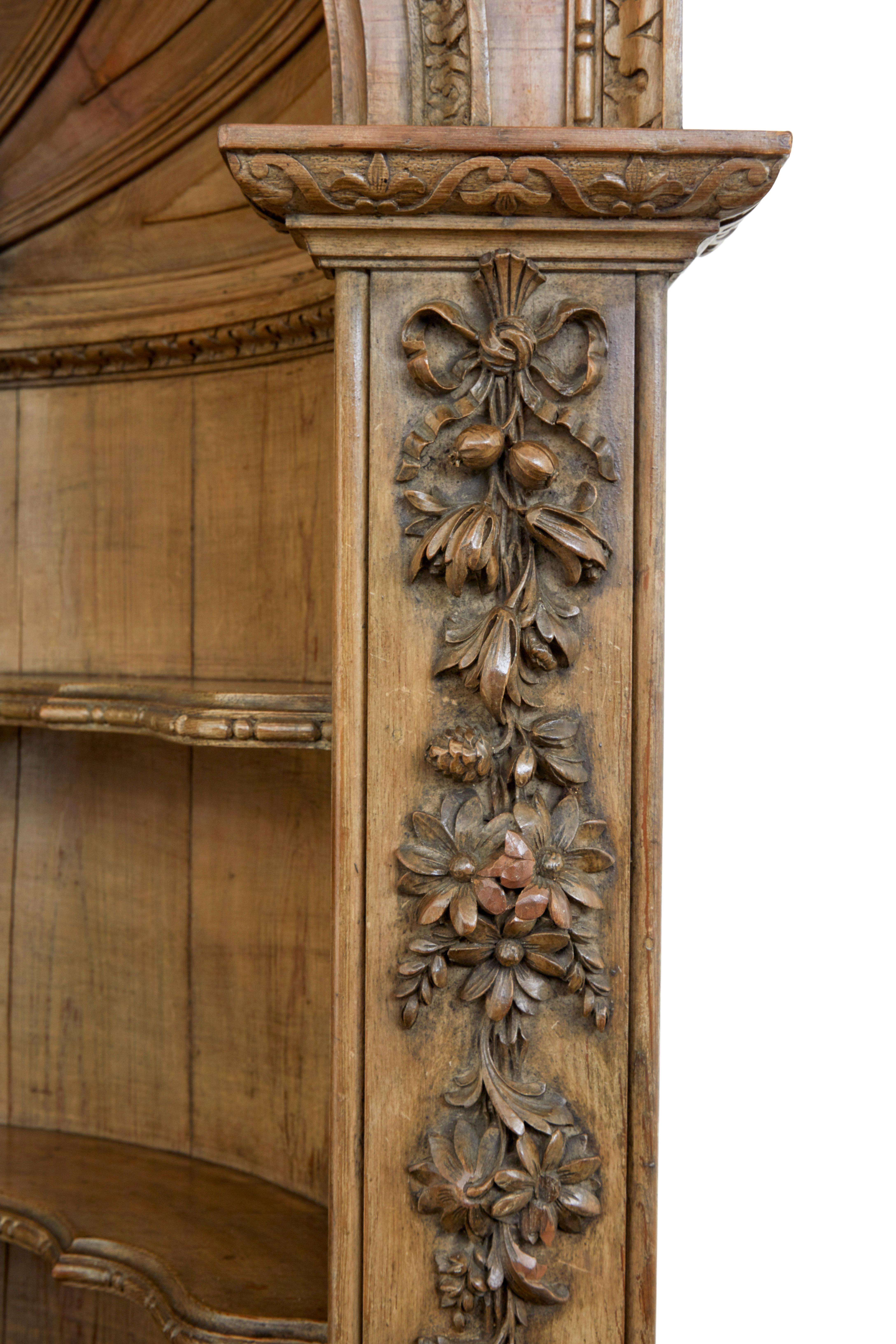 Mitte des 18. Jahrhunderts geschnitzter Kiefer-Einbauschrank mit Kuppel im Angebot 1