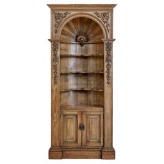 Armoire encastrée à dôme en pin sculpté du milieu du XVIIIe siècle