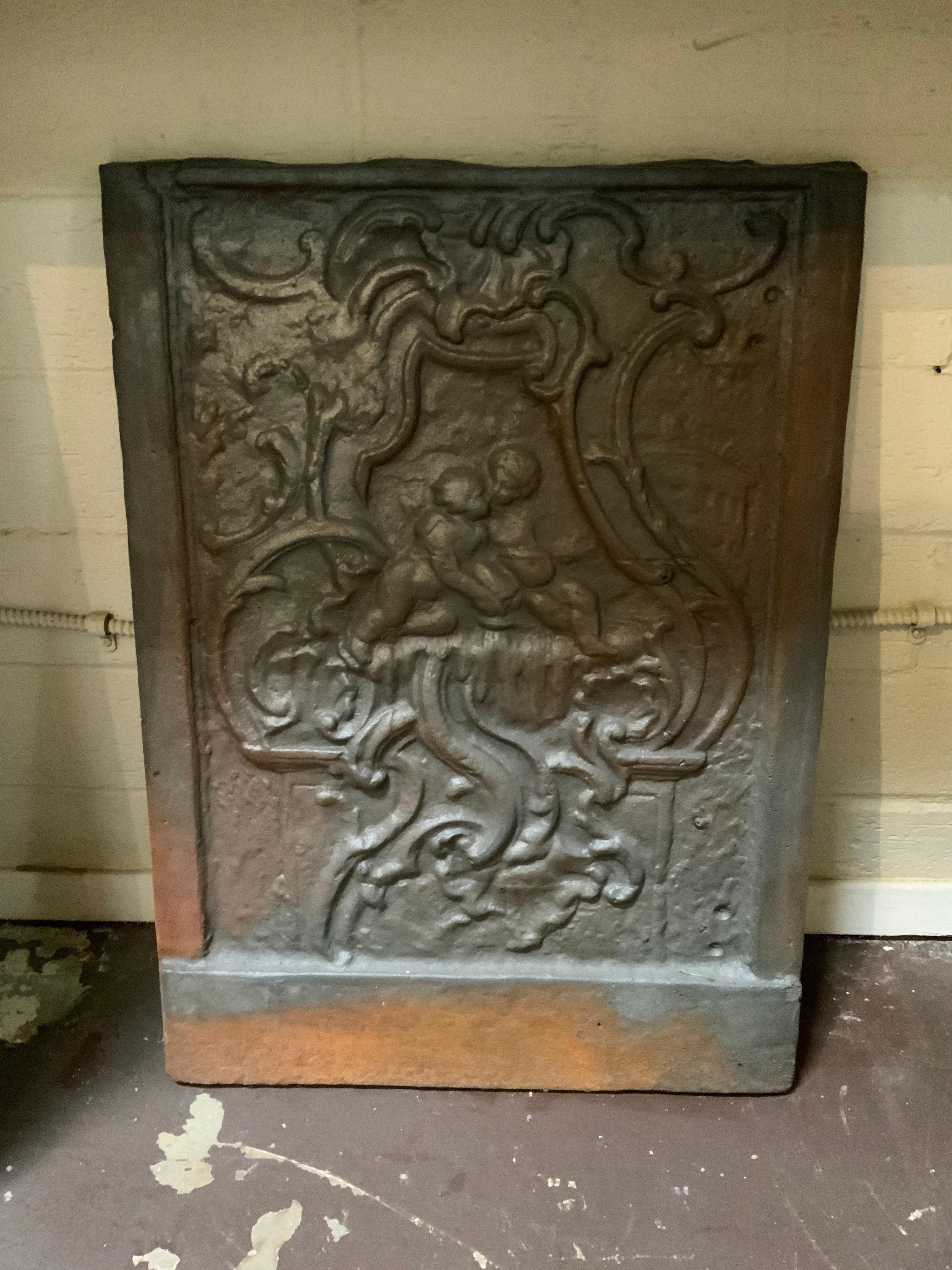 Cette plaque de cheminée en fonte provient de France, vers 1750.
 