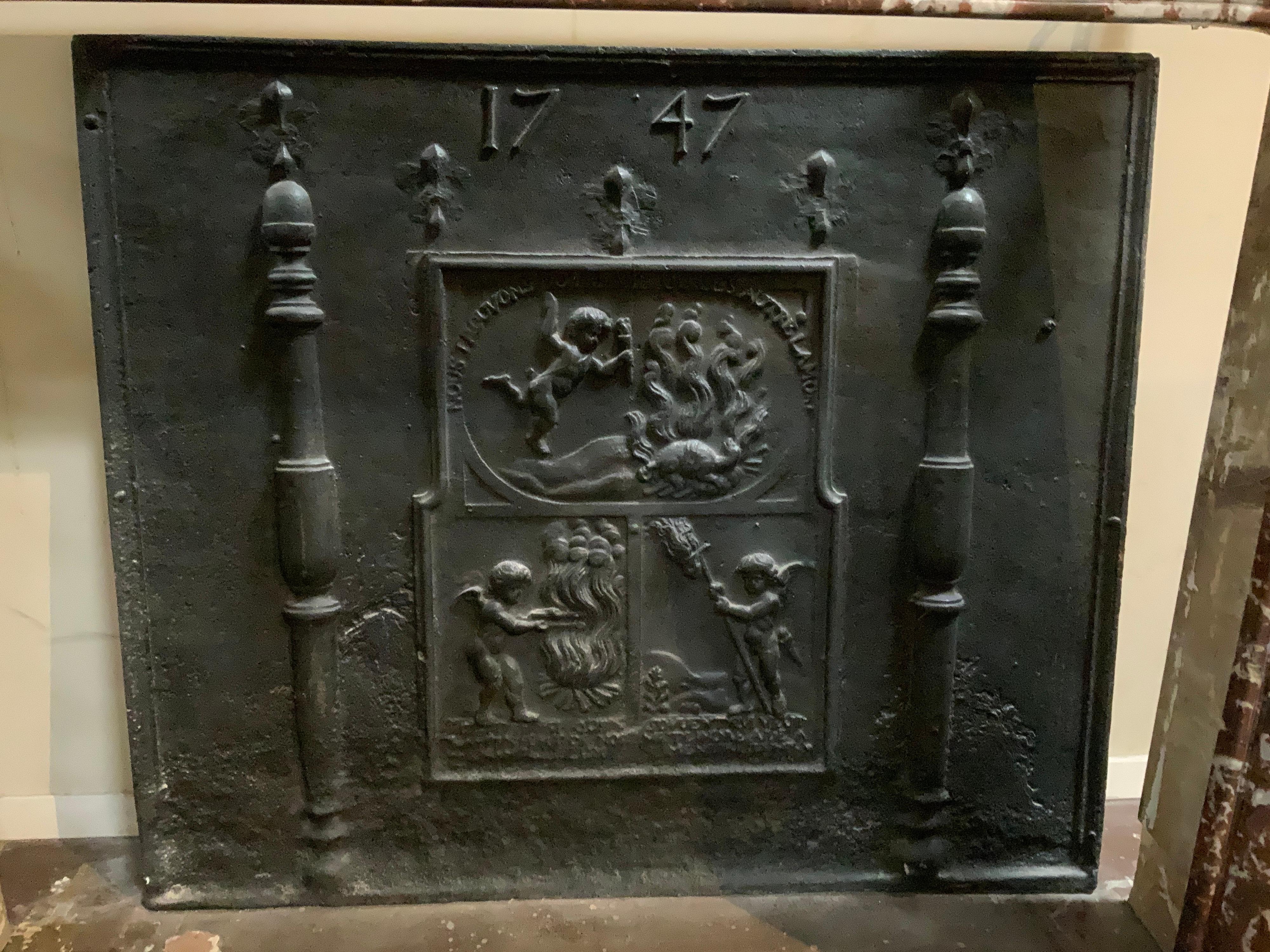 Cette plaque de cheminée en fonte est originaire de France, 1747.