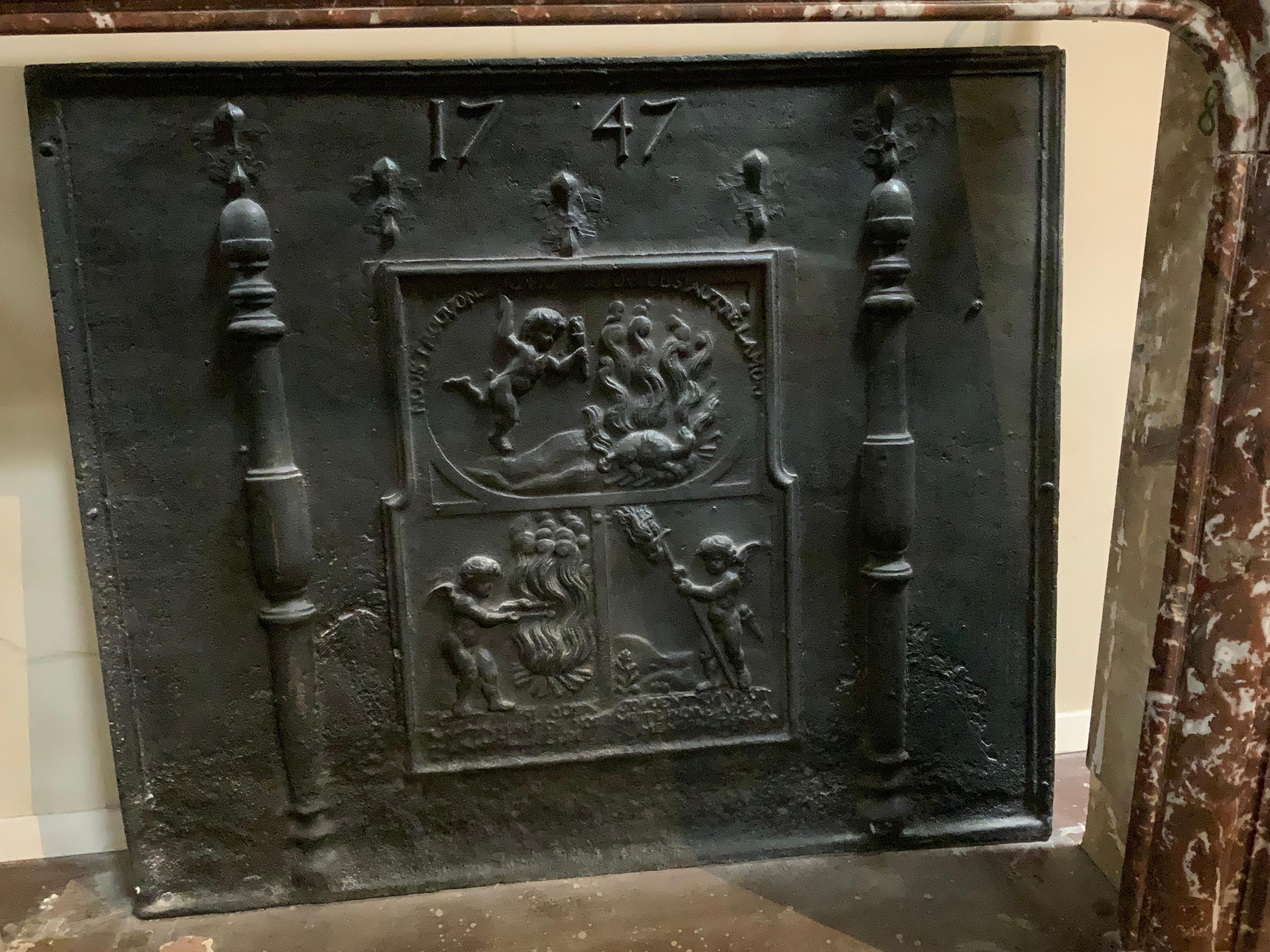 Français Plaque de cheminée en fonte du milieu du XVIIIe siècle en provenance de France en vente