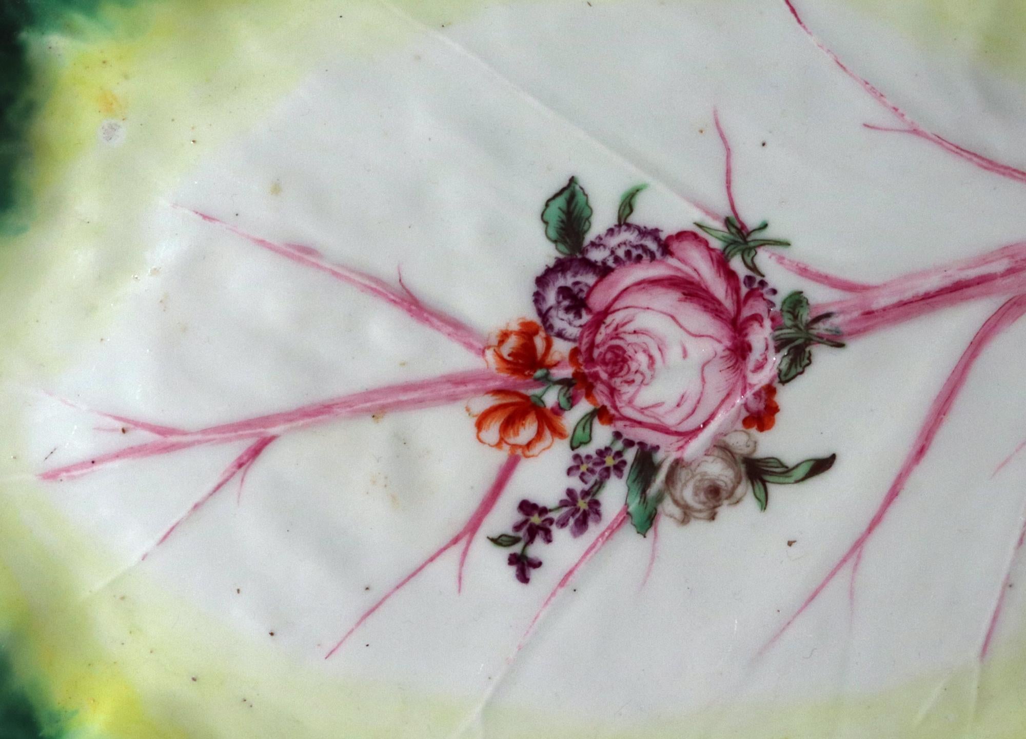 Plat à feuilles en porcelaine de Chelsea Tromp L'Oeil,
Ancre rouge Période,
vers 1755-1760

Ce grand plat à feuilles en trompe-l'oeil en porcelaine de Chelsea d'époque Red Anchor est coloré naturellement et modelé comme une feuille de chou