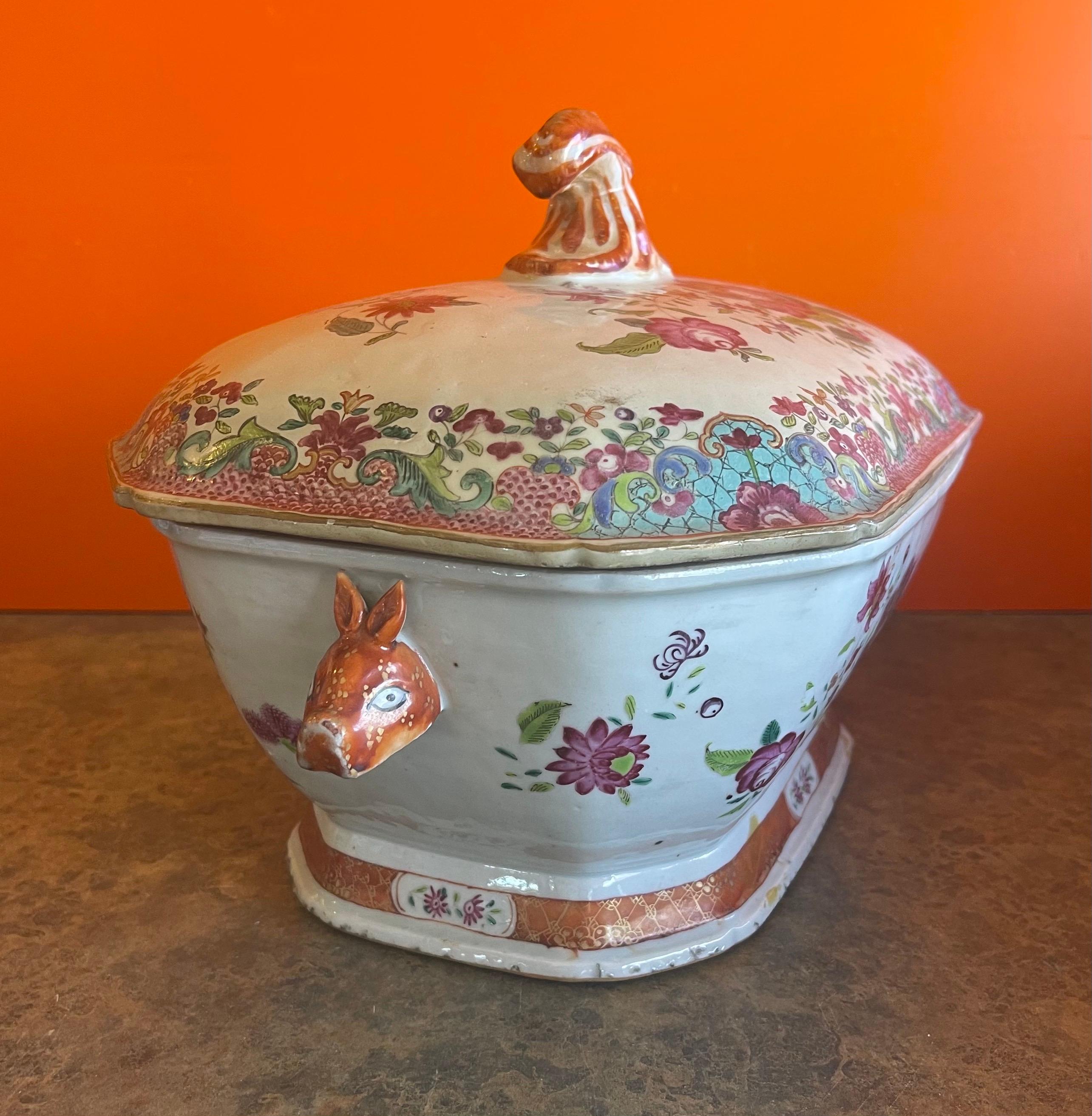 Mid 18th Century Chinese Export Soup Tureen with Under Plate For Sale 2