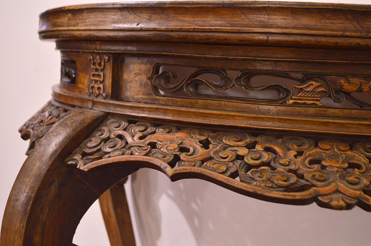 Mid-18th Century Chinese Half Moon Table in Northern Elm In Good Condition For Sale In CILAVEGNA, IT