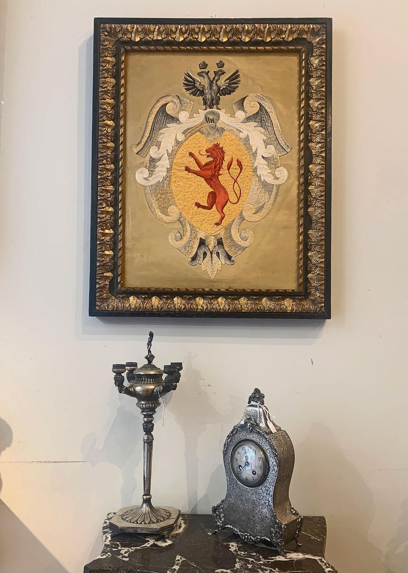 Seidenfadenstickerei auf Samt, aufgebracht auf eine Tannentafel, die das Wappen der Familie Sebregondi, eines Florentiner Adelsgeschlechts, darstellt.

Datiert auf die Zeit zwischen 1745 und 1788 (Quelle des Vorbesitzers), in einem Coeval-Rahmen aus