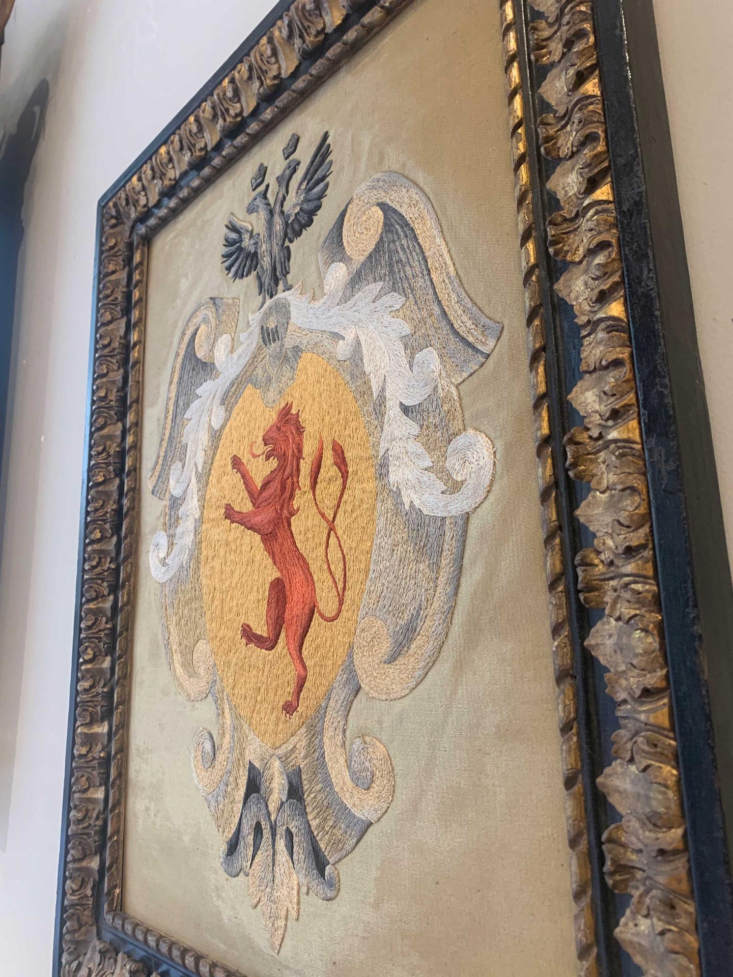Mid-18th Century, Coat of Arms Embroidered on Velvet In Good Condition For Sale In Firenze, FI