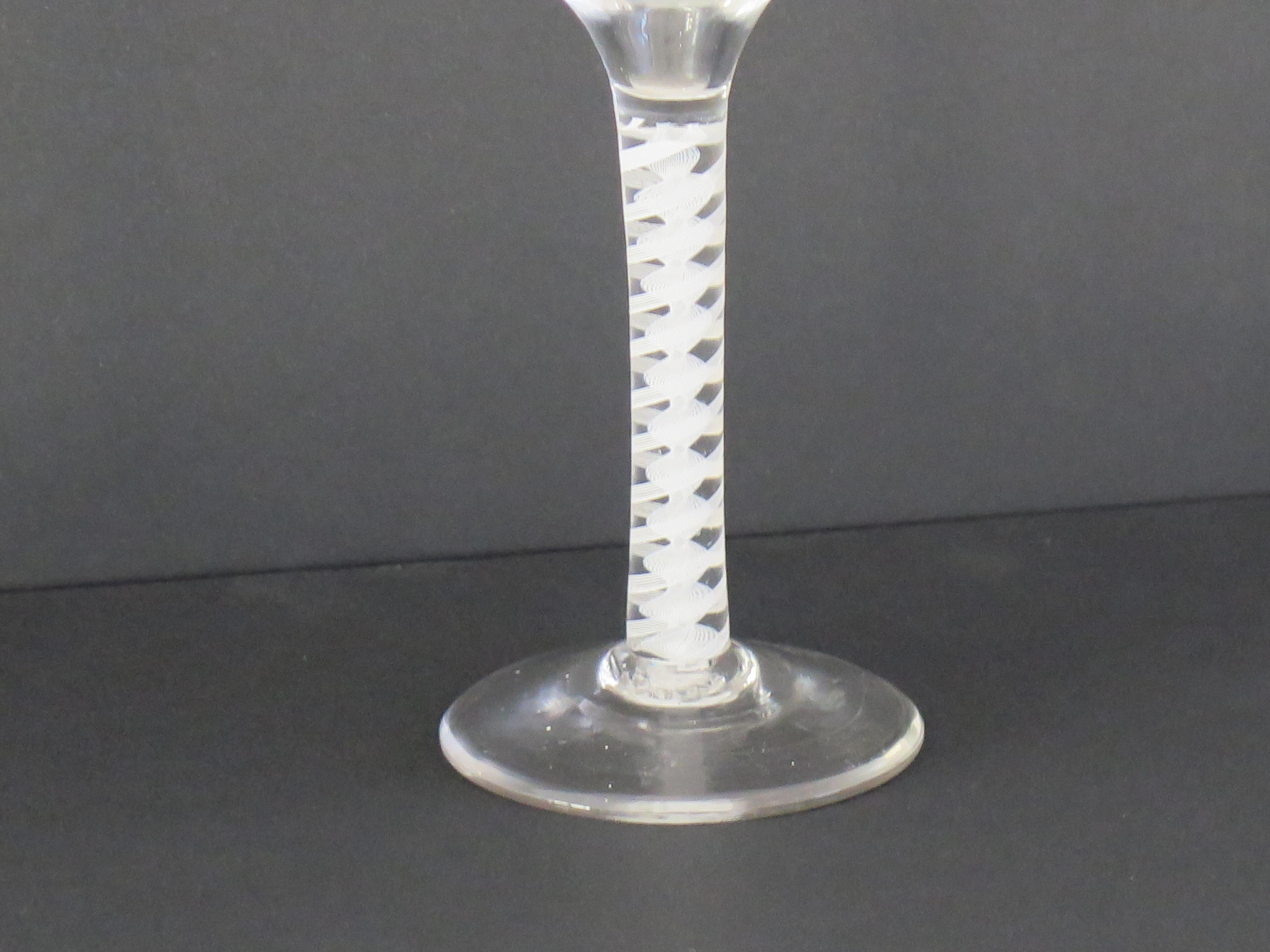 Mitte des 18. Jahrhunderts Cordial Weinglas mundgeblasen Baumwolle Twist Stem, Englisch C 1765 im Angebot 4