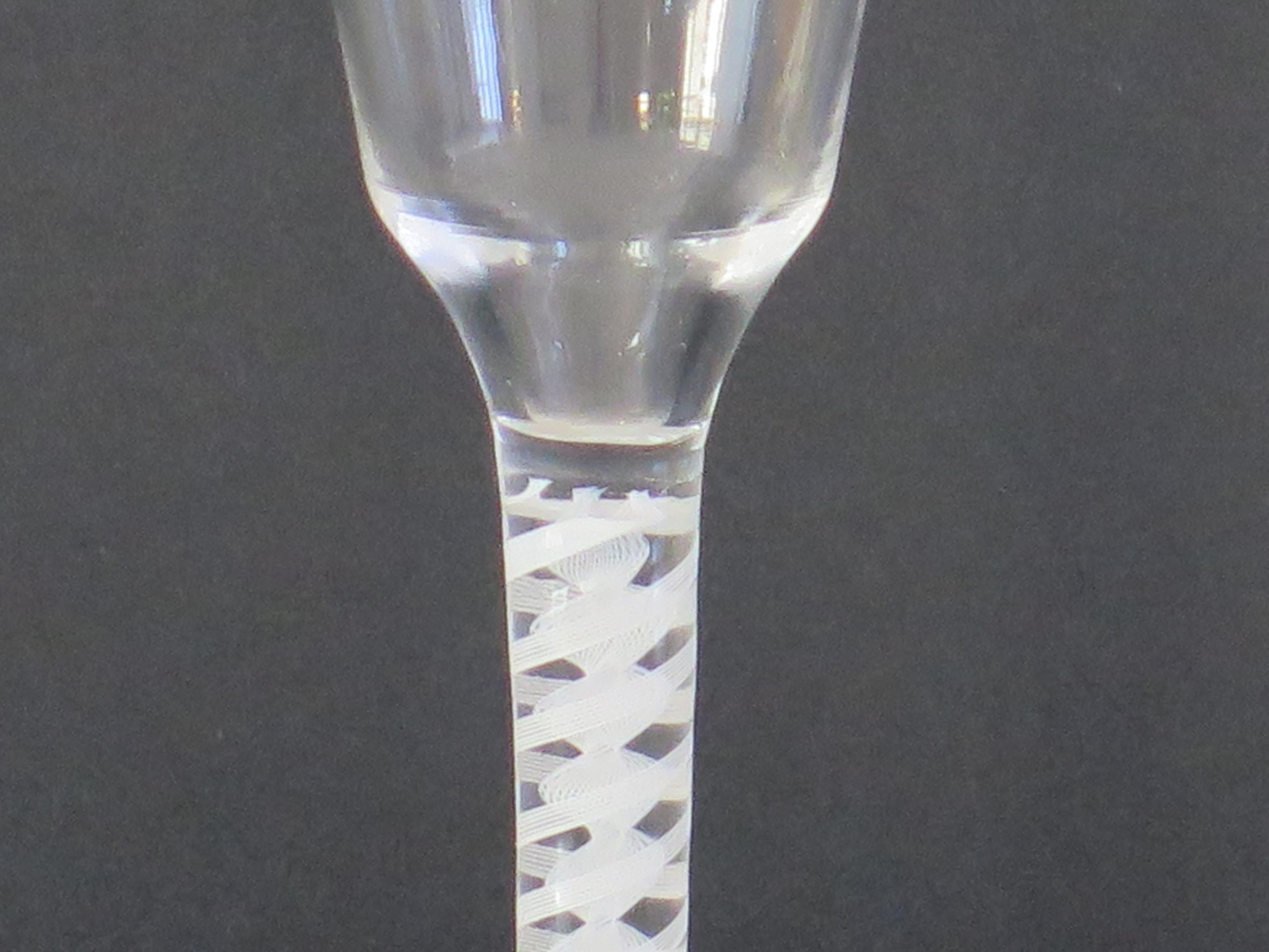 Mitte des 18. Jahrhunderts Cordial Weinglas mundgeblasen Baumwolle Twist Stem, Englisch C 1765 (George III.) im Angebot