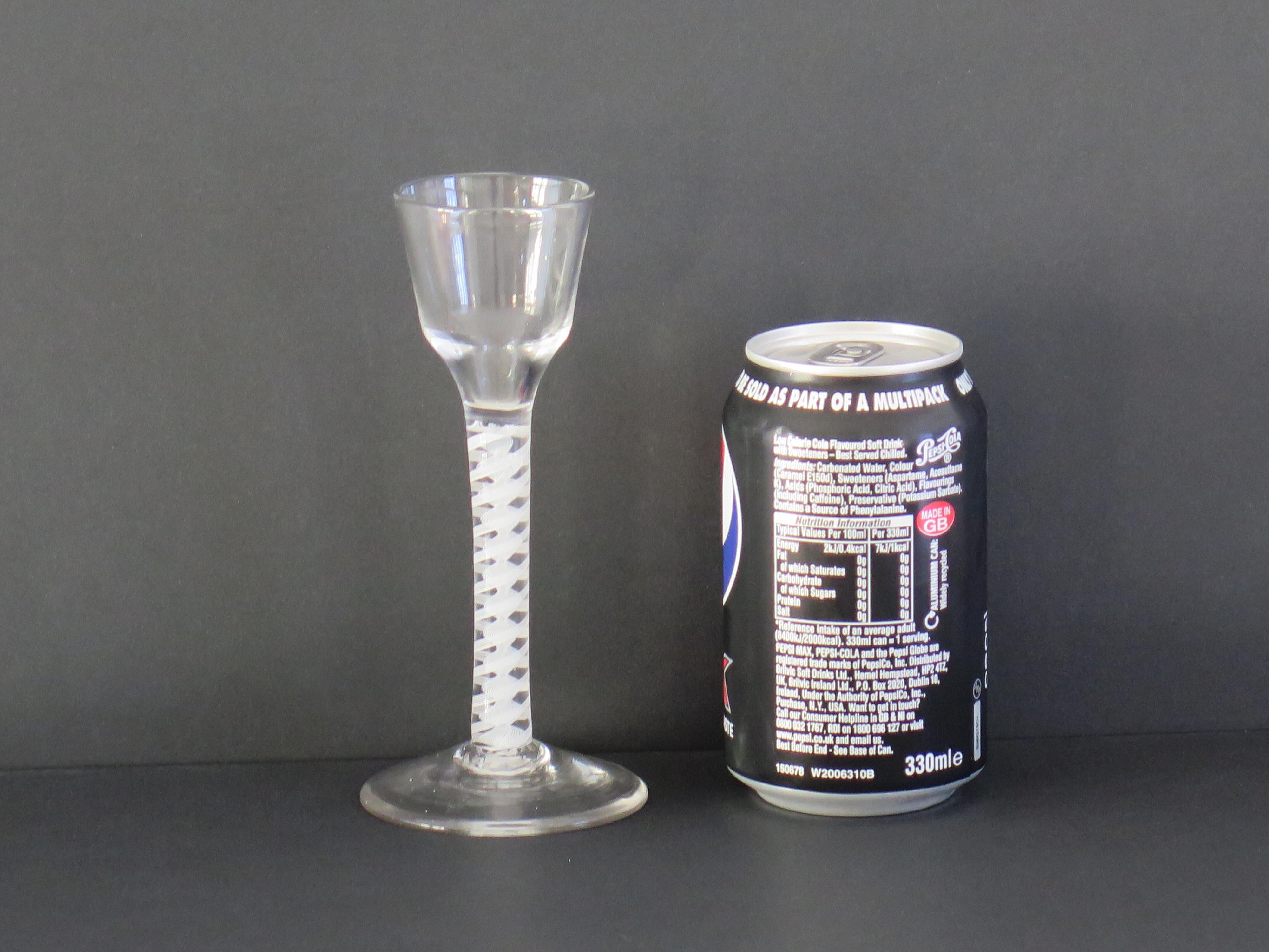 Mitte des 18. Jahrhunderts Cordial Weinglas mundgeblasen Baumwolle Twist Stem, Englisch C 1765 im Angebot 10