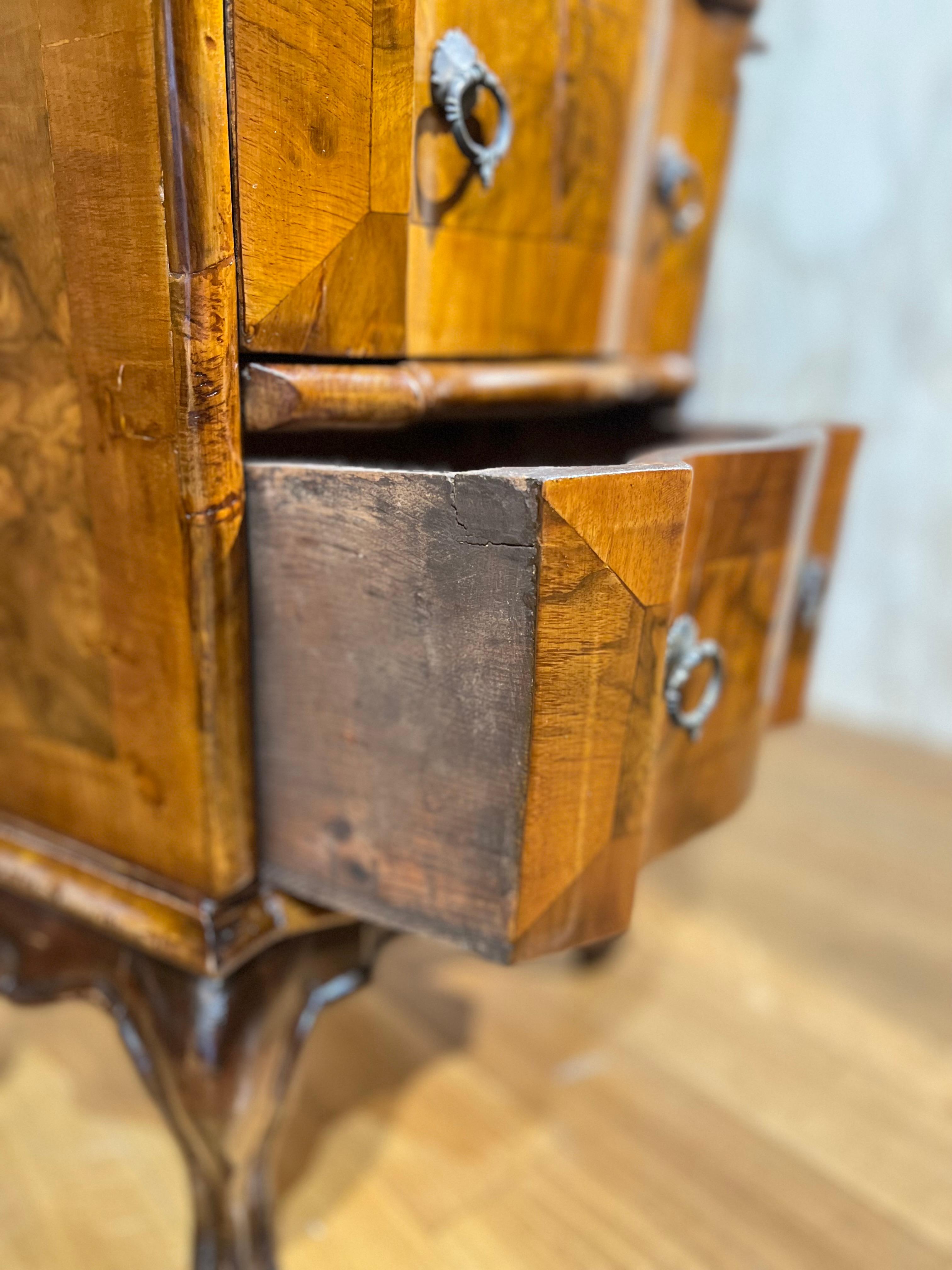 Mid-18th Century Couple of Walnut Bedside Tables 6