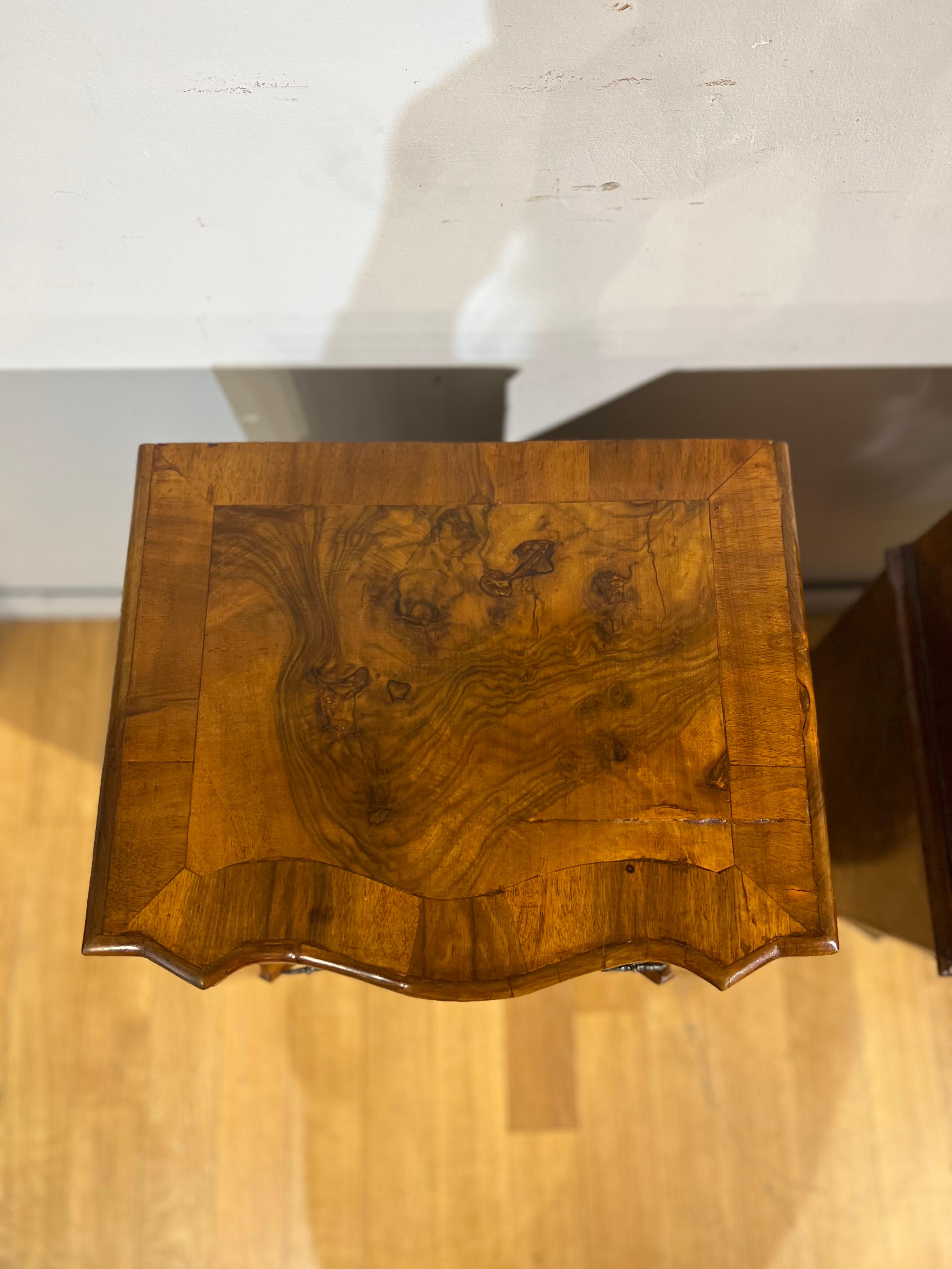 Mid-18th Century Couple of Walnut Bedside Tables For Sale 7