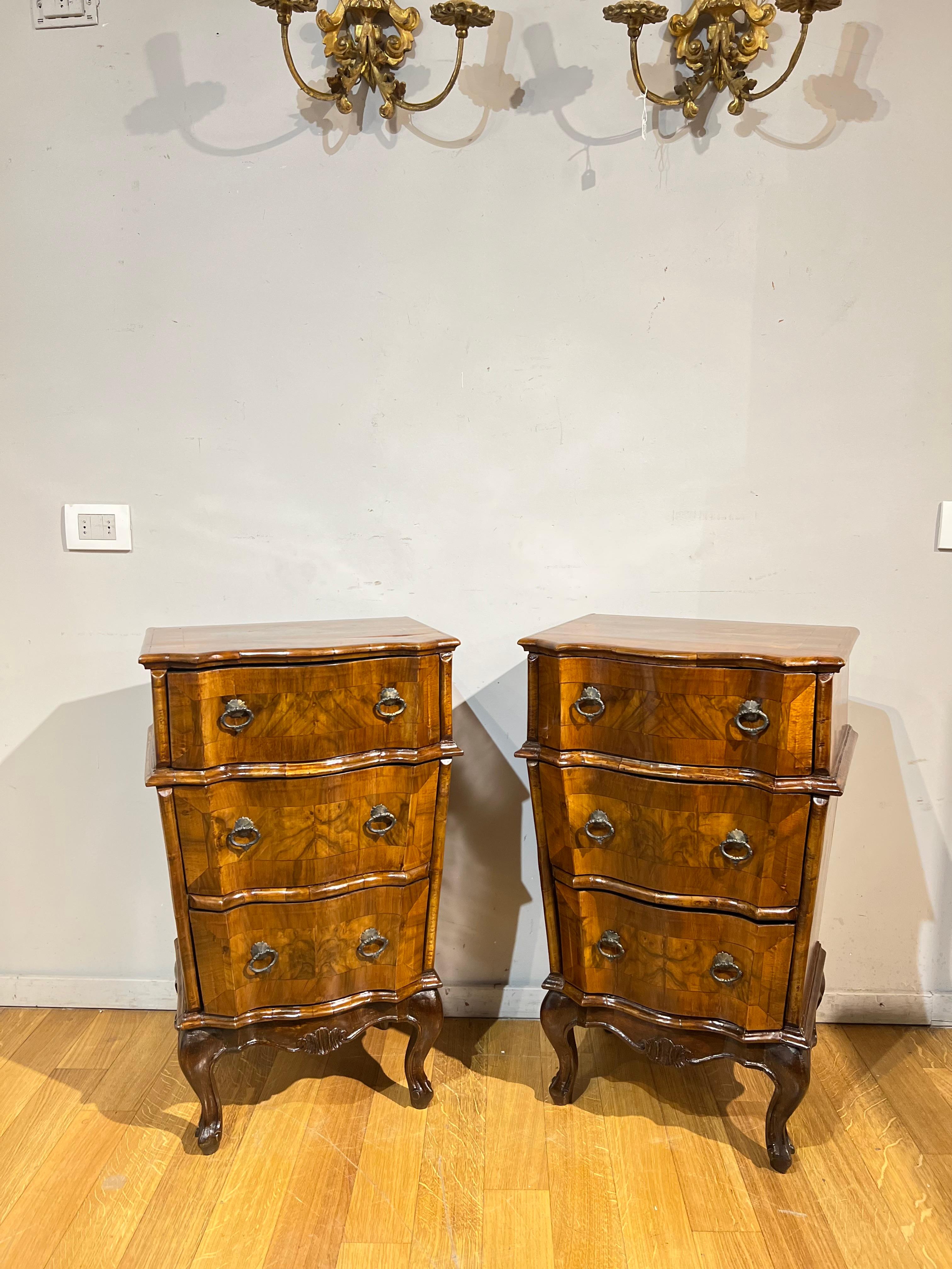 Beautiful pair of bedside tables in walnut briar veneer with solid walnut profiles and fir interiors, three full-body drawers on a solid walnut base. Wavy legs, small pendant centered by a shell carving.
Lombard-Venetian manufacture of the