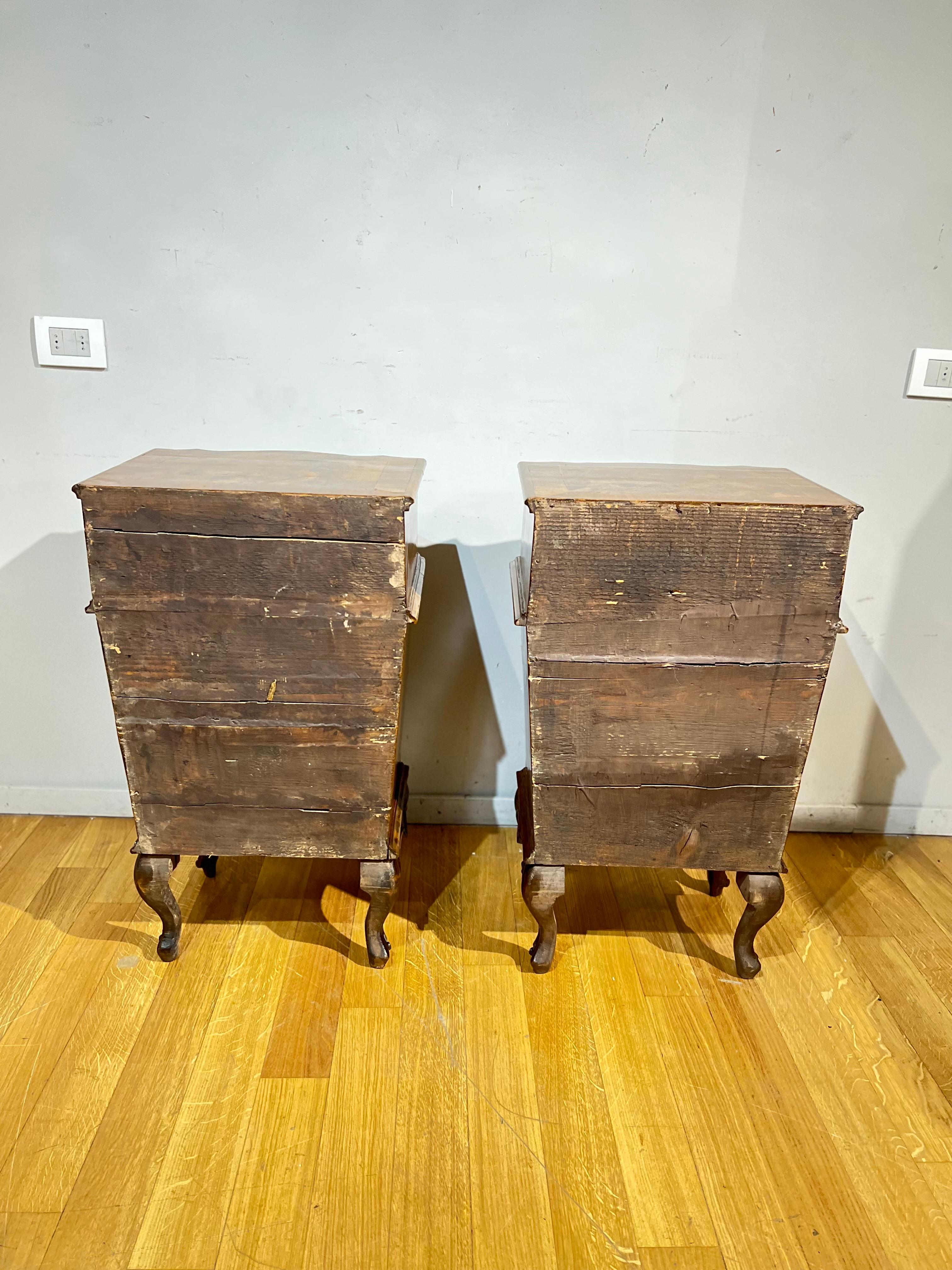 Mid-18th Century Couple of Walnut Bedside Tables For Sale 1