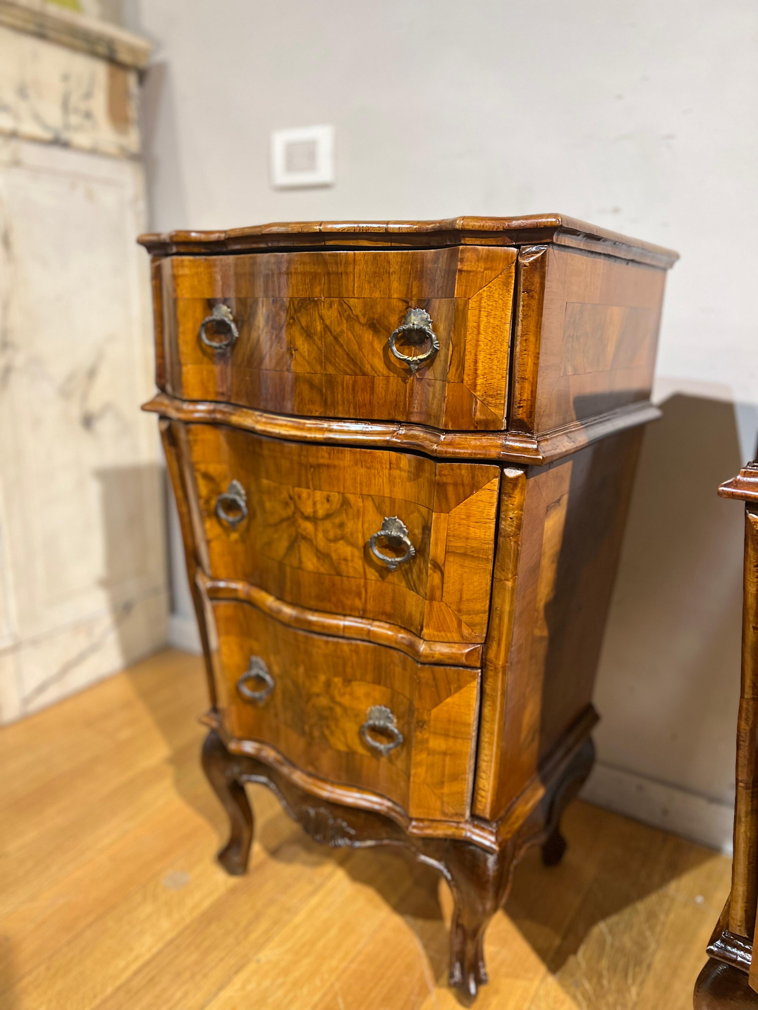 Mid-18th Century Couple of Walnut Bedside Tables For Sale 2