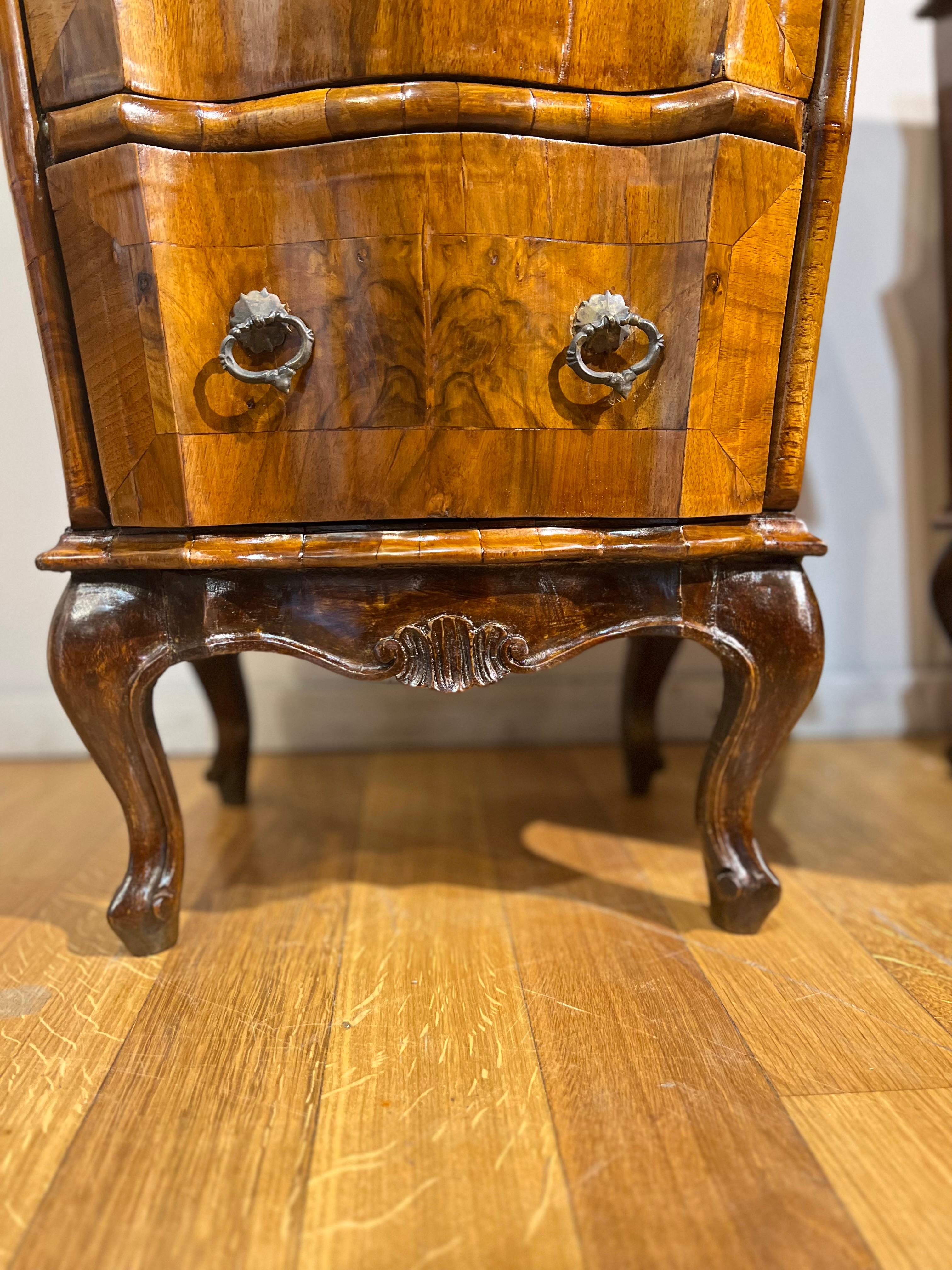 Mid-18th Century Couple of Walnut Bedside Tables For Sale 3