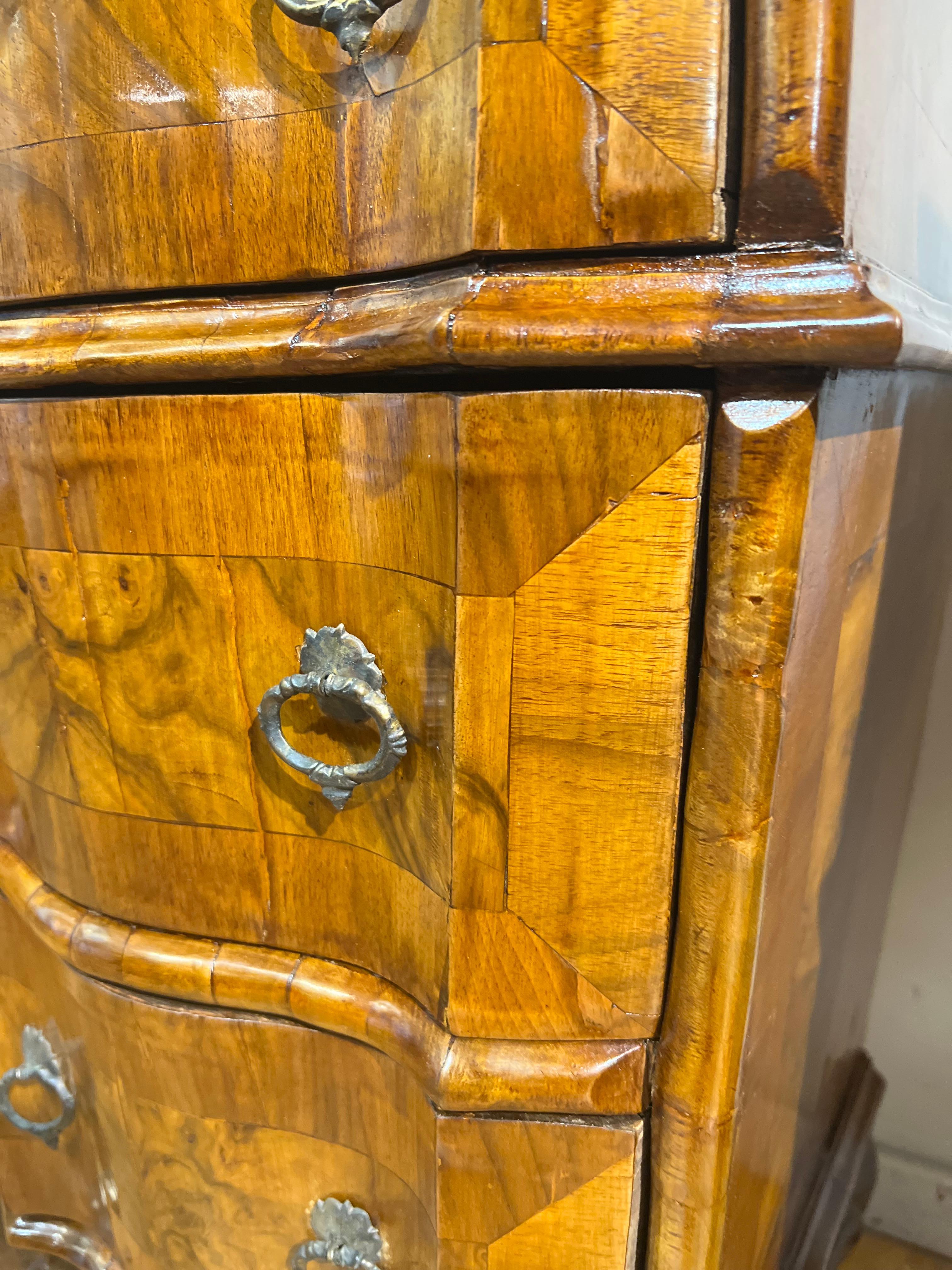 Mid-18th Century Couple of Walnut Bedside Tables 4