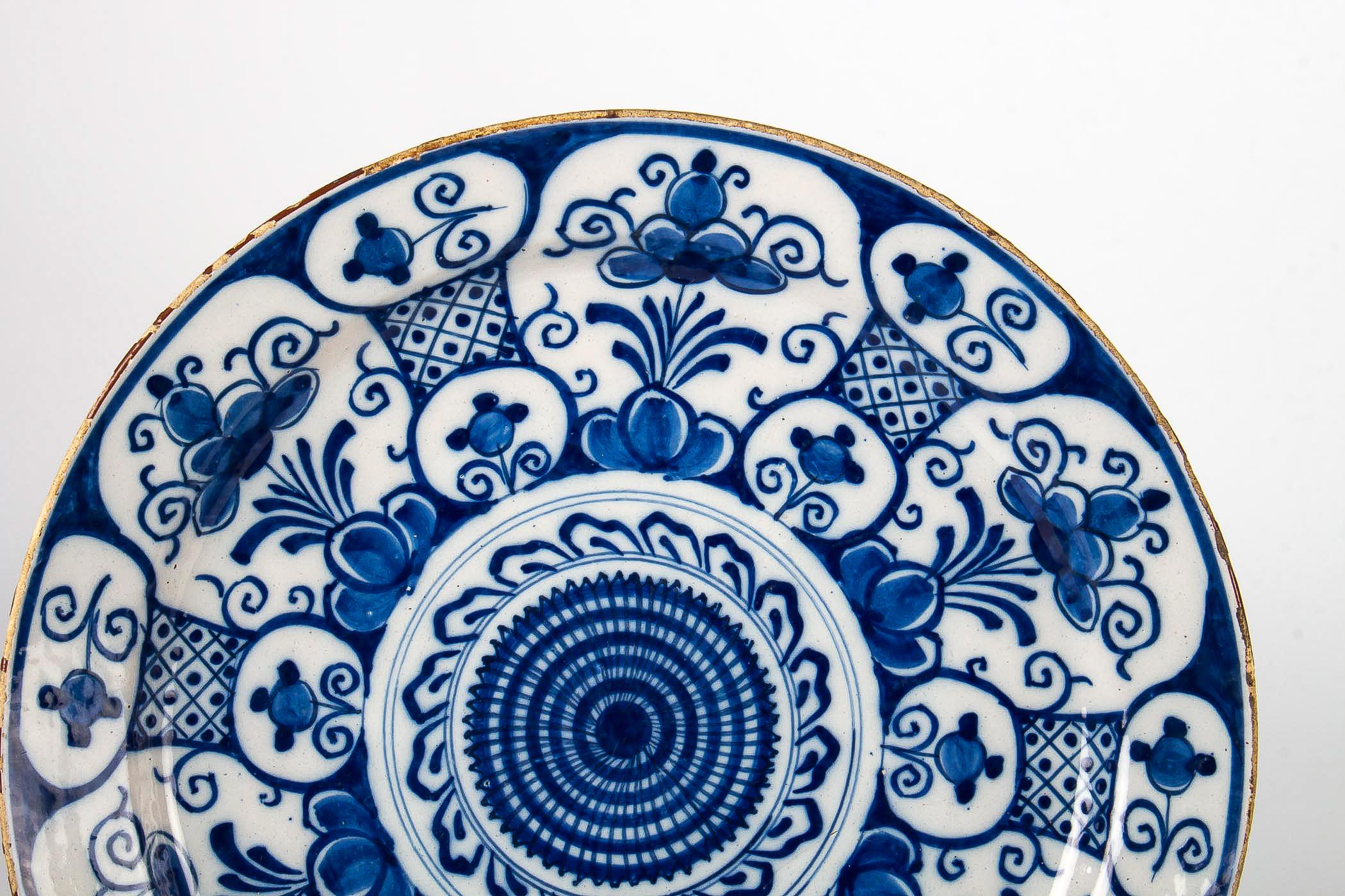 Mid-18th Century, Delft Faience Round Dish, circa 1750 In Good Condition For Sale In Saint Ouen, FR
