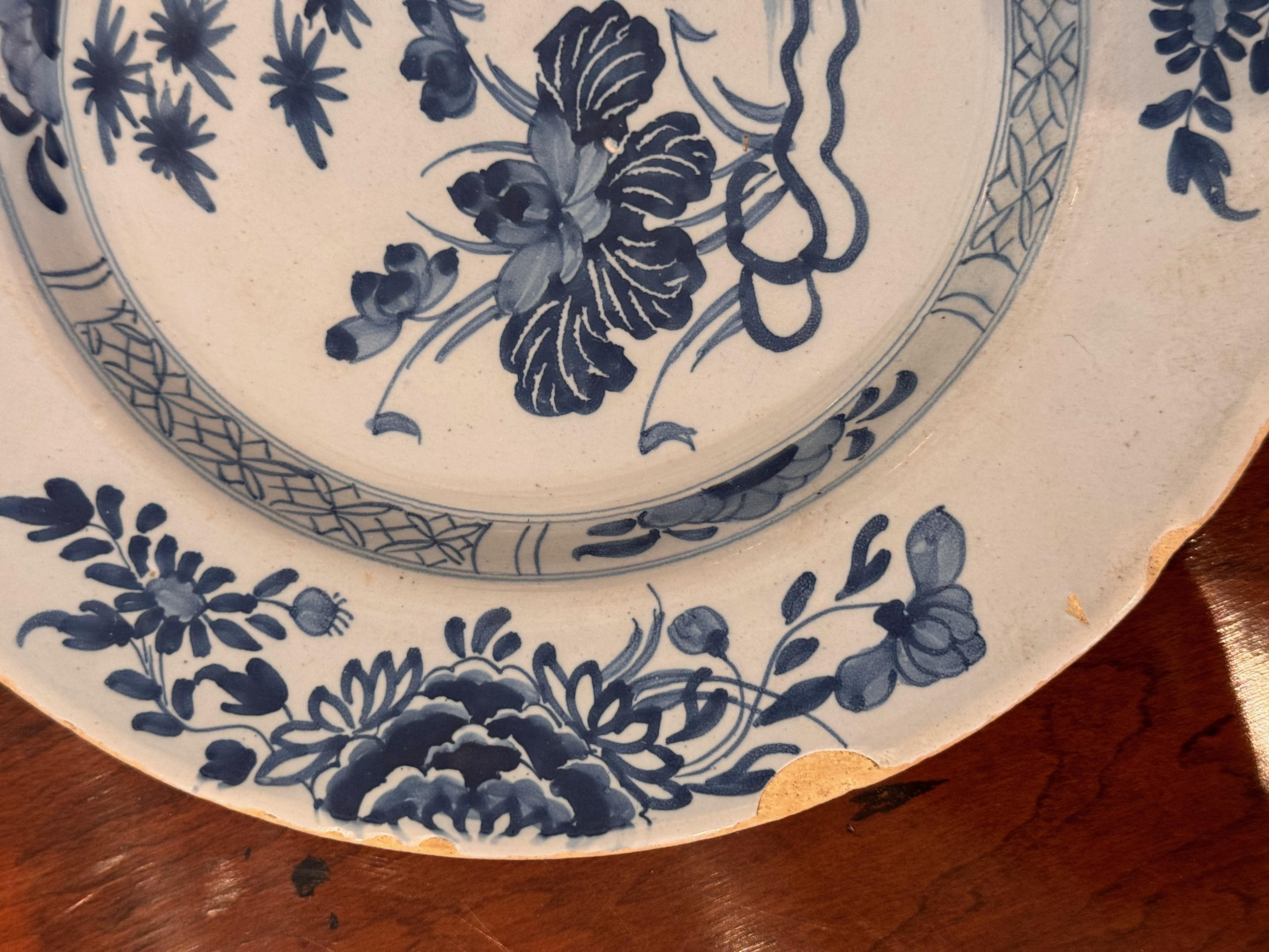 XVIIIe siècle Assiette de Delft du milieu du 18e siècle en vente