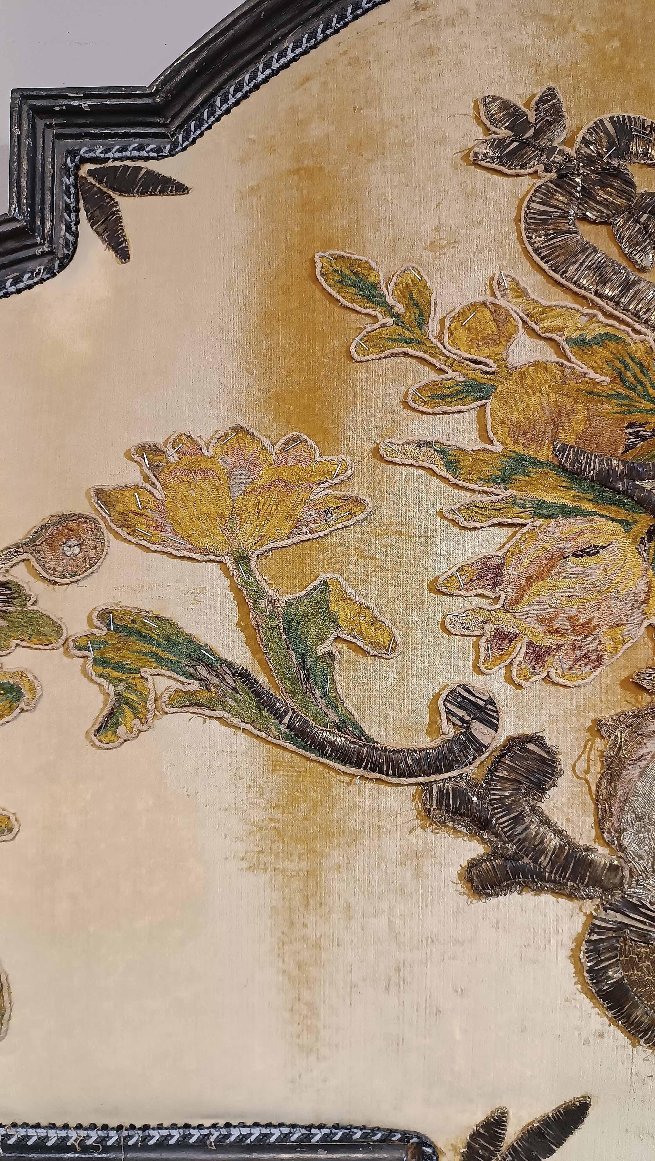 LIT DOUBLE DU MILIEU DU 18e SIÈCLE, LIT AVEC EMBROIDERIE en vente 4