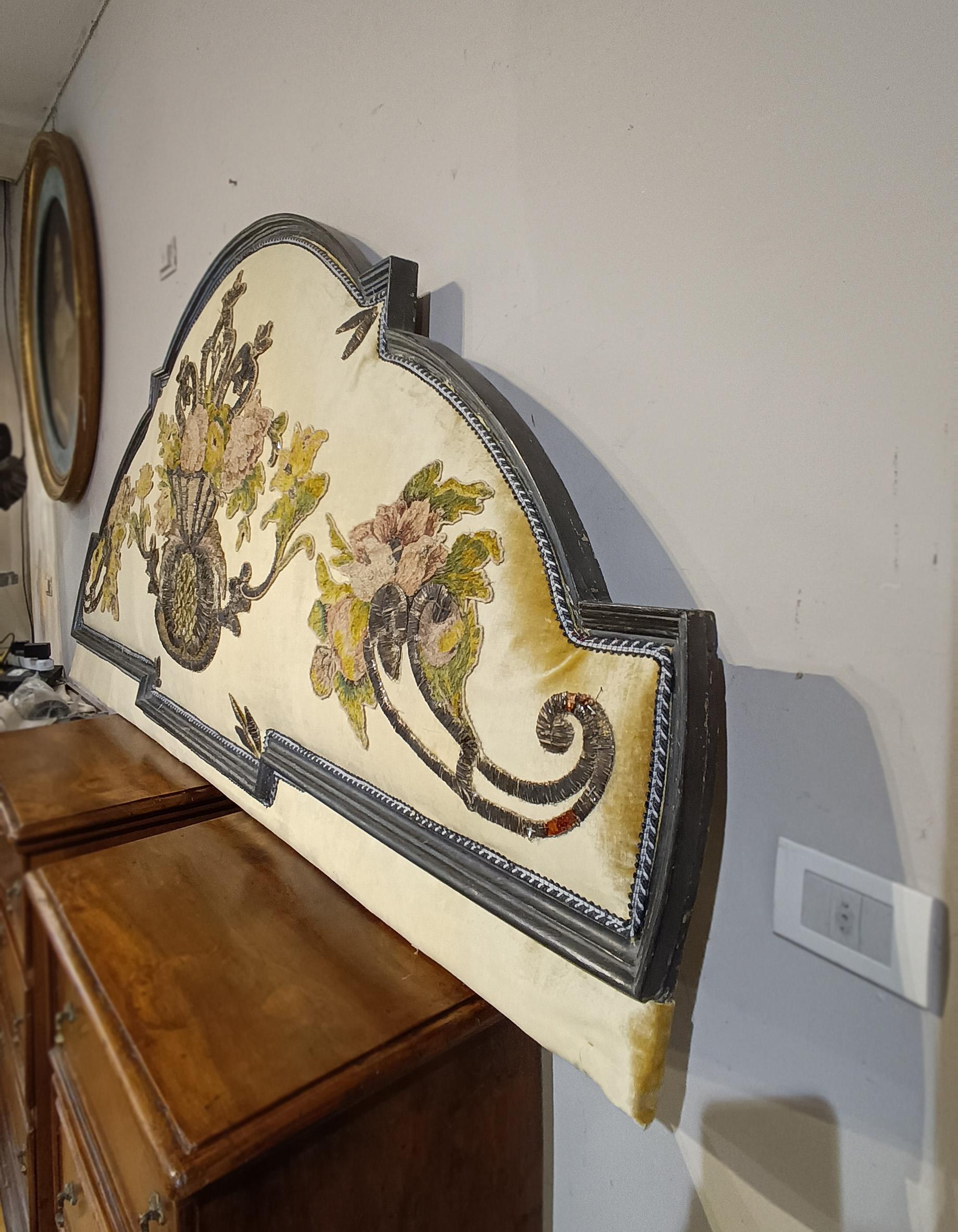 LIT DOUBLE DU MILIEU DU 18e SIÈCLE, LIT AVEC EMBROIDERIE en vente 5