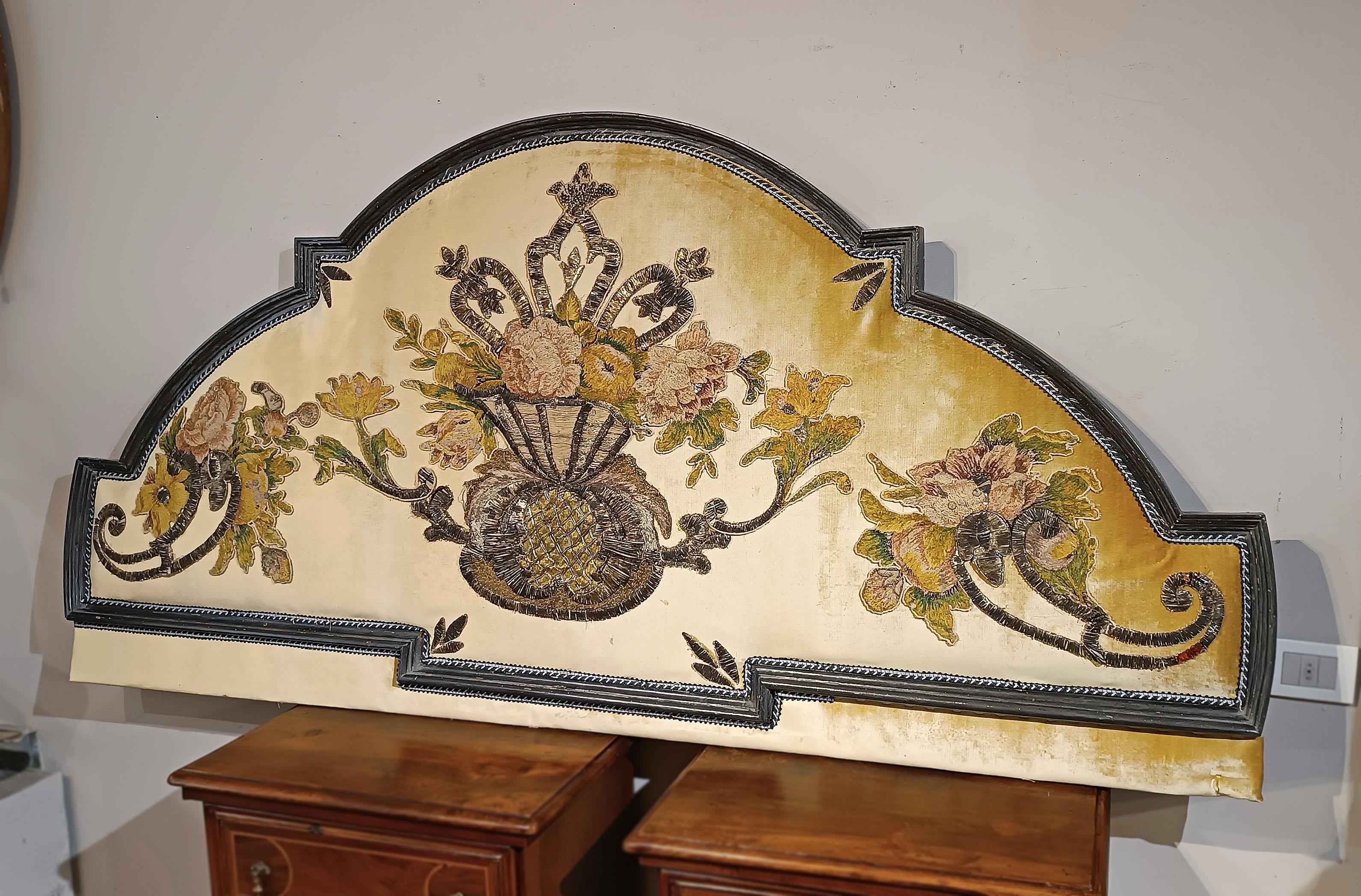 Tête de lit double raffinée aux dimensions régulières, réalisée en bois sculpté et agrémentée d'un cadre peint. Le tissu de fond est un fin velours de soie de couleur or. La broderie, caractérisée par des cornes d'abondance et un vase stylisé d'où