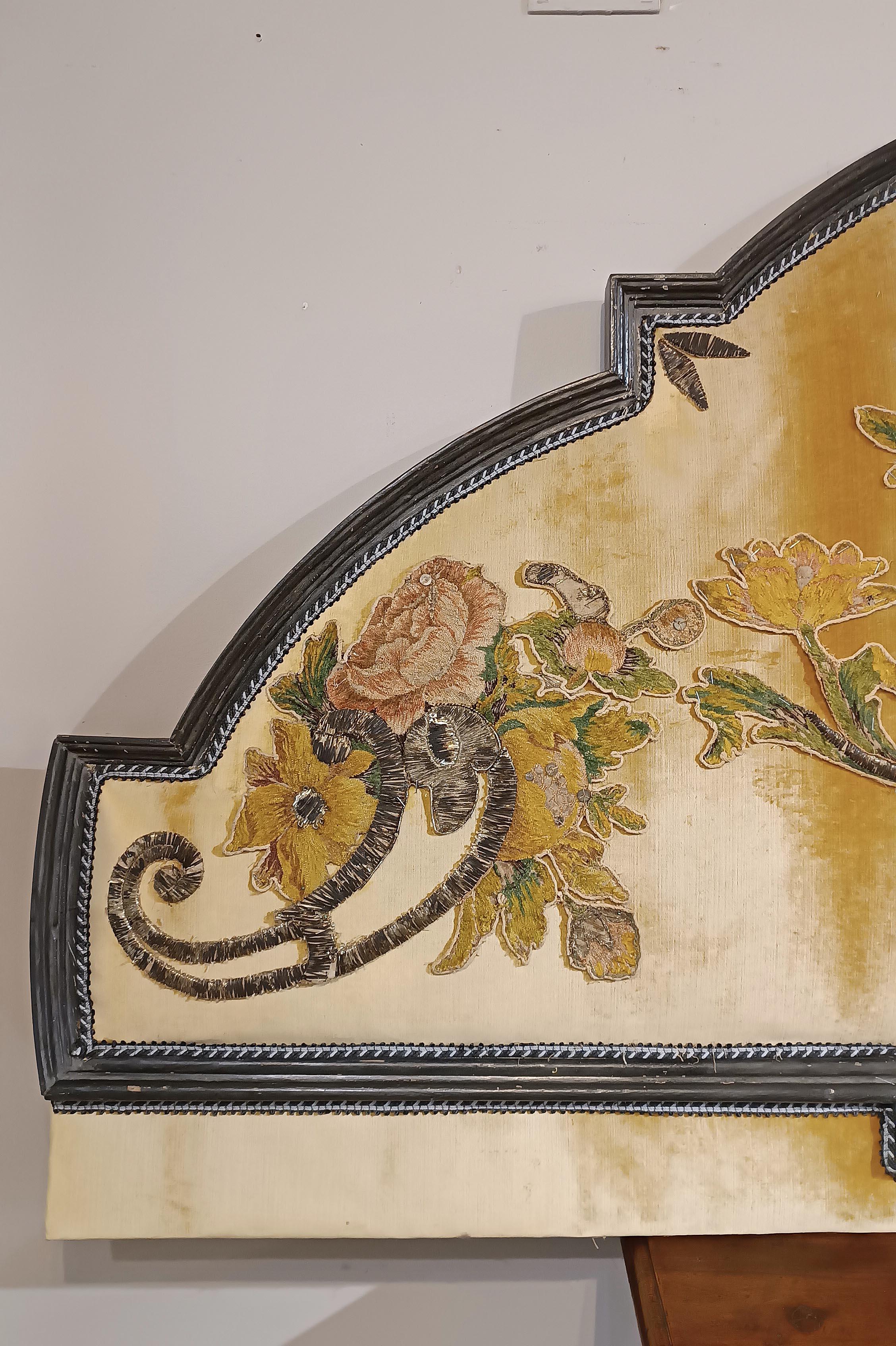 Sculpté à la main LIT DOUBLE DU MILIEU DU 18e SIÈCLE, LIT AVEC EMBROIDERIE en vente
