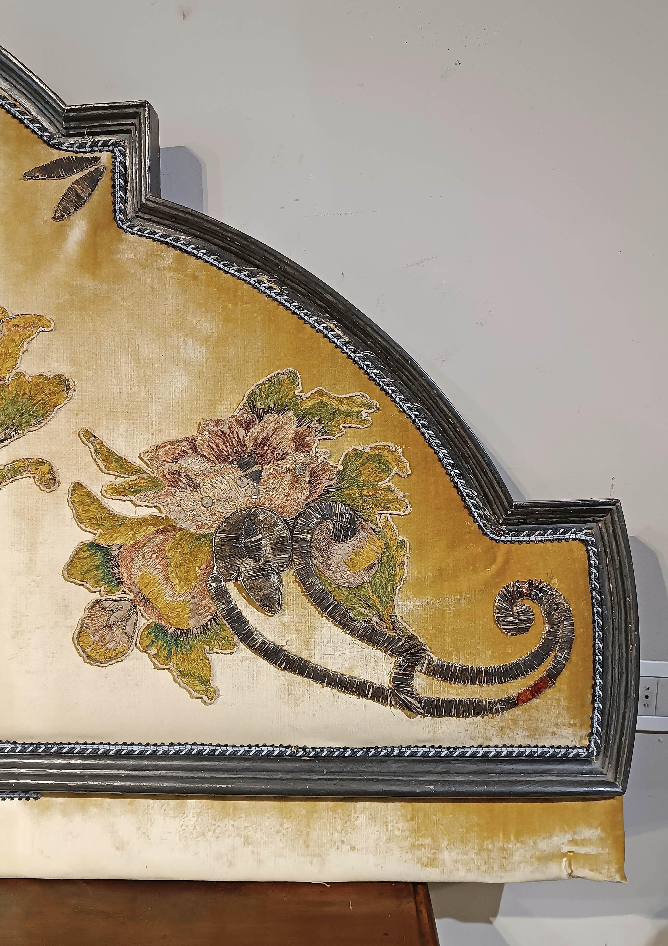 LIT DOUBLE DU MILIEU DU 18e SIÈCLE, LIT AVEC EMBROIDERIE Bon état - En vente à Firenze, FI
