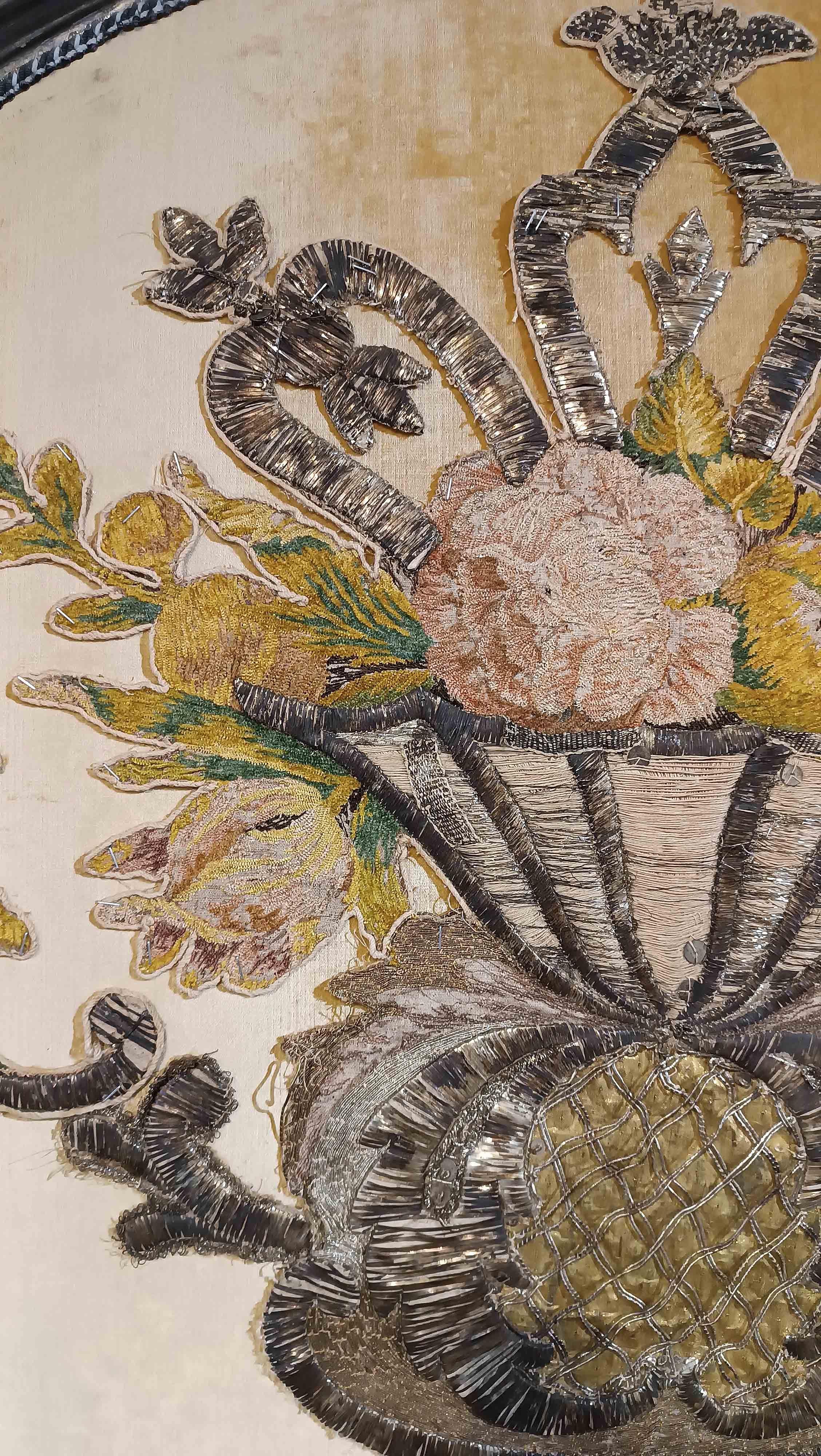 18th Century LIT DOUBLE DU MILIEU DU 18e SIÈCLE, LIT AVEC EMBROIDERIE en vente