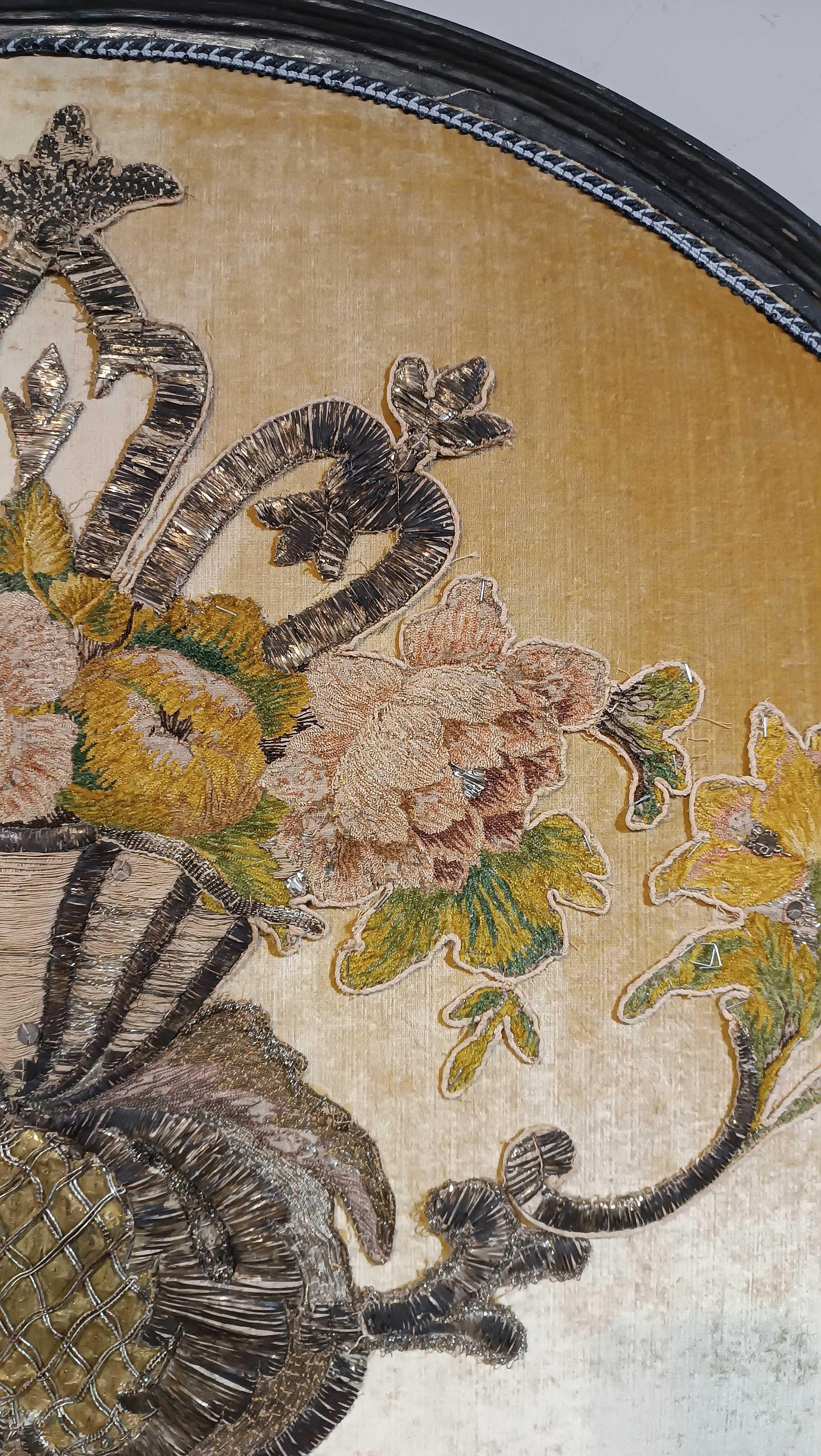 Soie LIT DOUBLE DU MILIEU DU 18e SIÈCLE, LIT AVEC EMBROIDERIE en vente