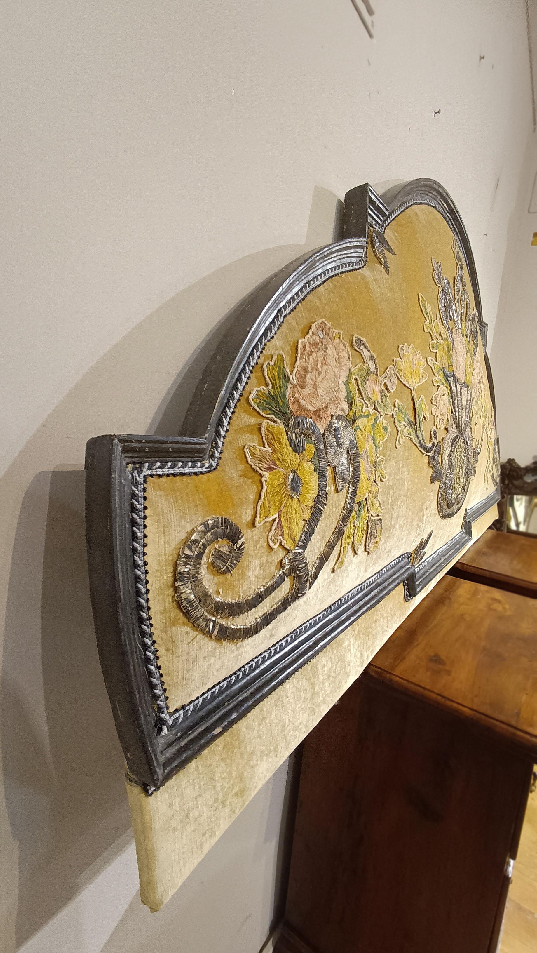 LIT DOUBLE DU MILIEU DU 18e SIÈCLE, LIT AVEC EMBROIDERIE en vente 2