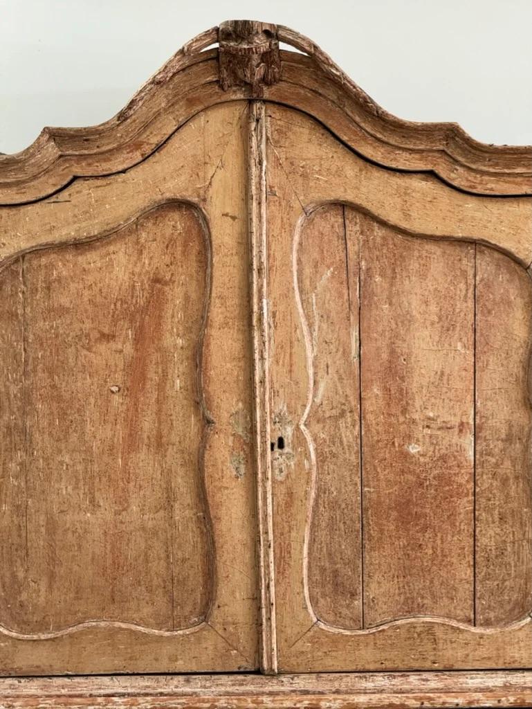 Mid-18th Century Dutch cabinet, C. 1740, Smaller proportions, hand-scraped finis In Good Condition For Sale In Charlottesville, VA