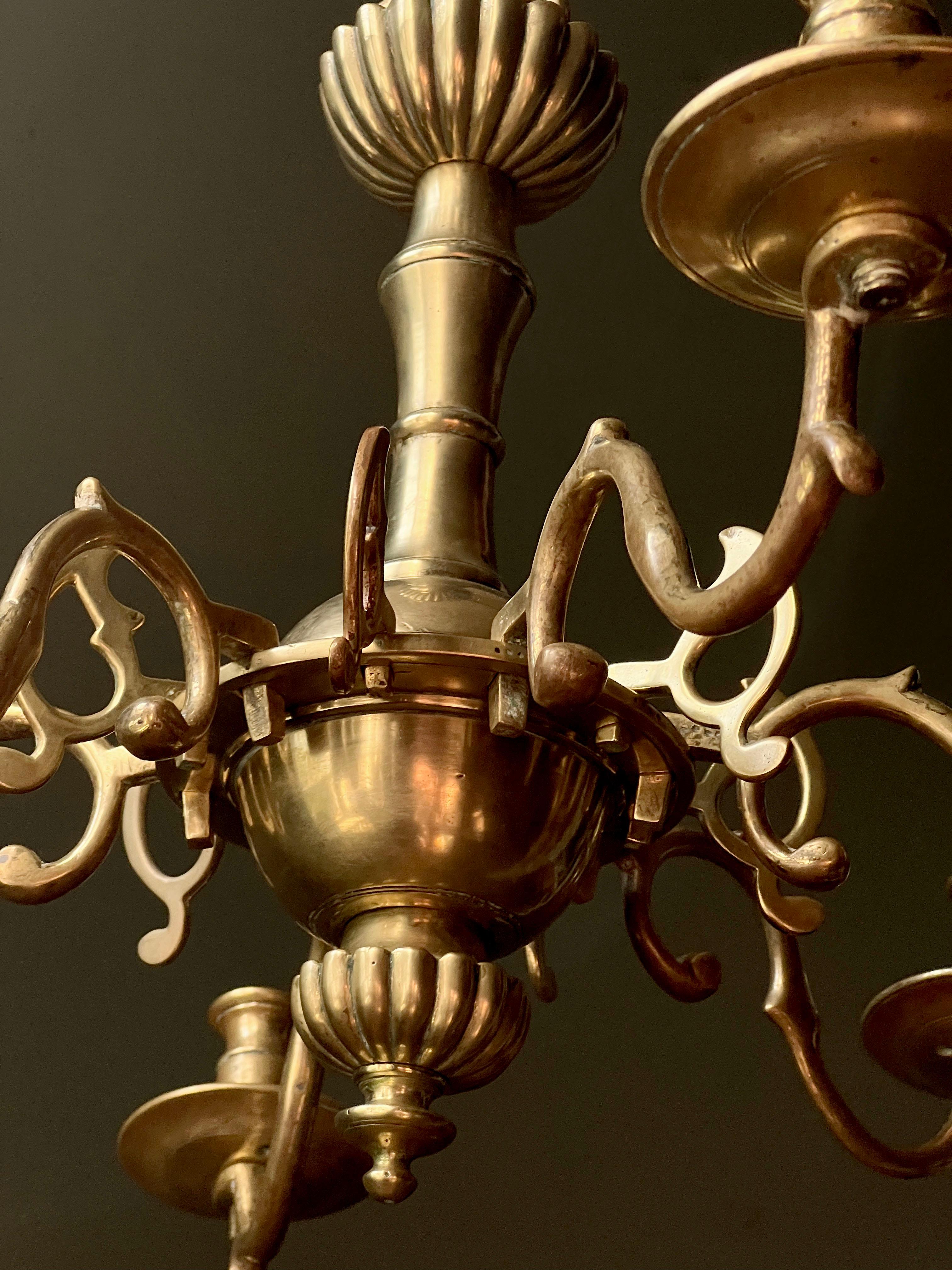 Anglais Lustre à six lumières en laiton anglais du milieu du XVIIIe siècle en vente