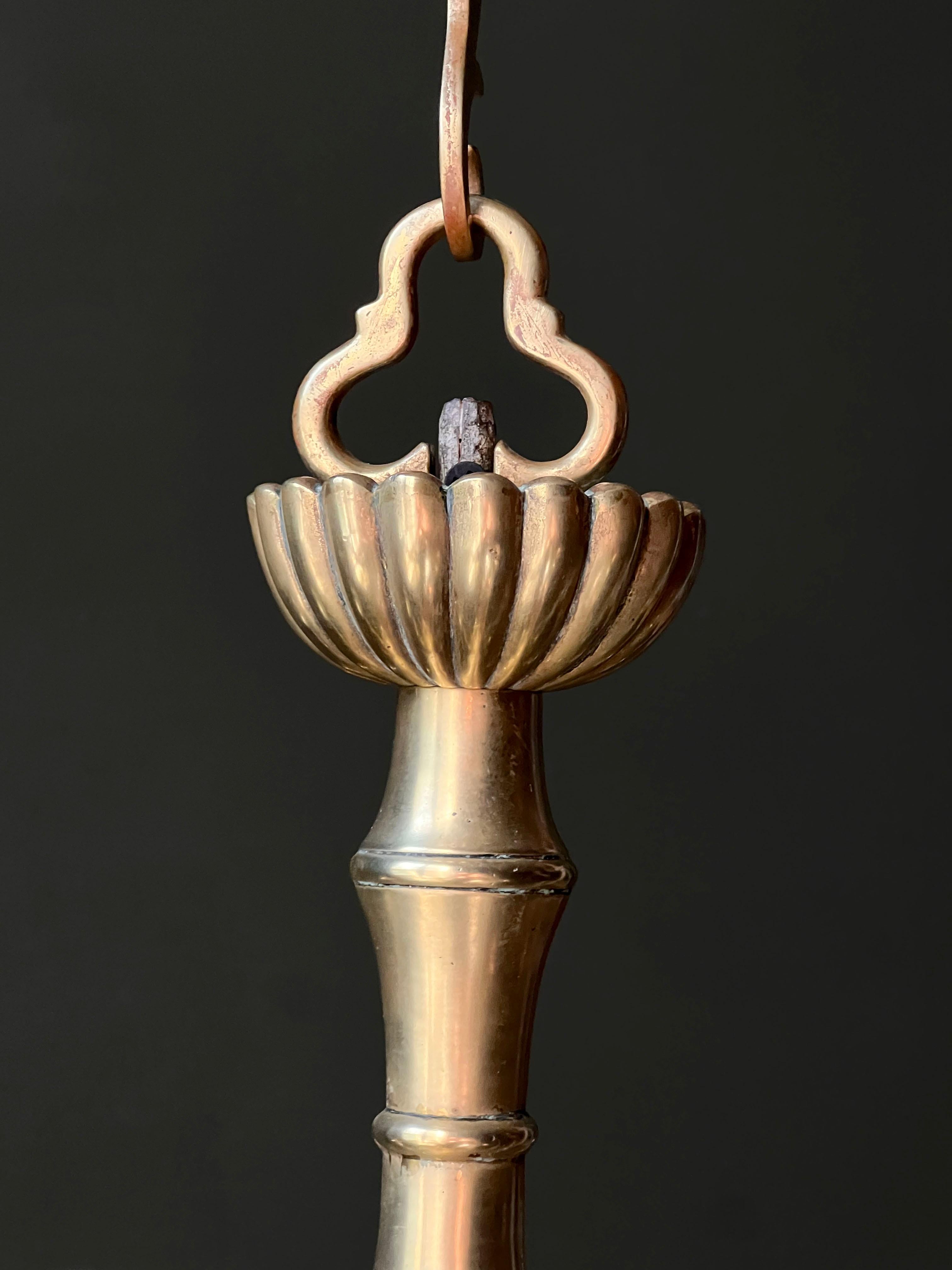 Milieu du XVIIIe siècle Lustre à six lumières en laiton anglais du milieu du XVIIIe siècle en vente