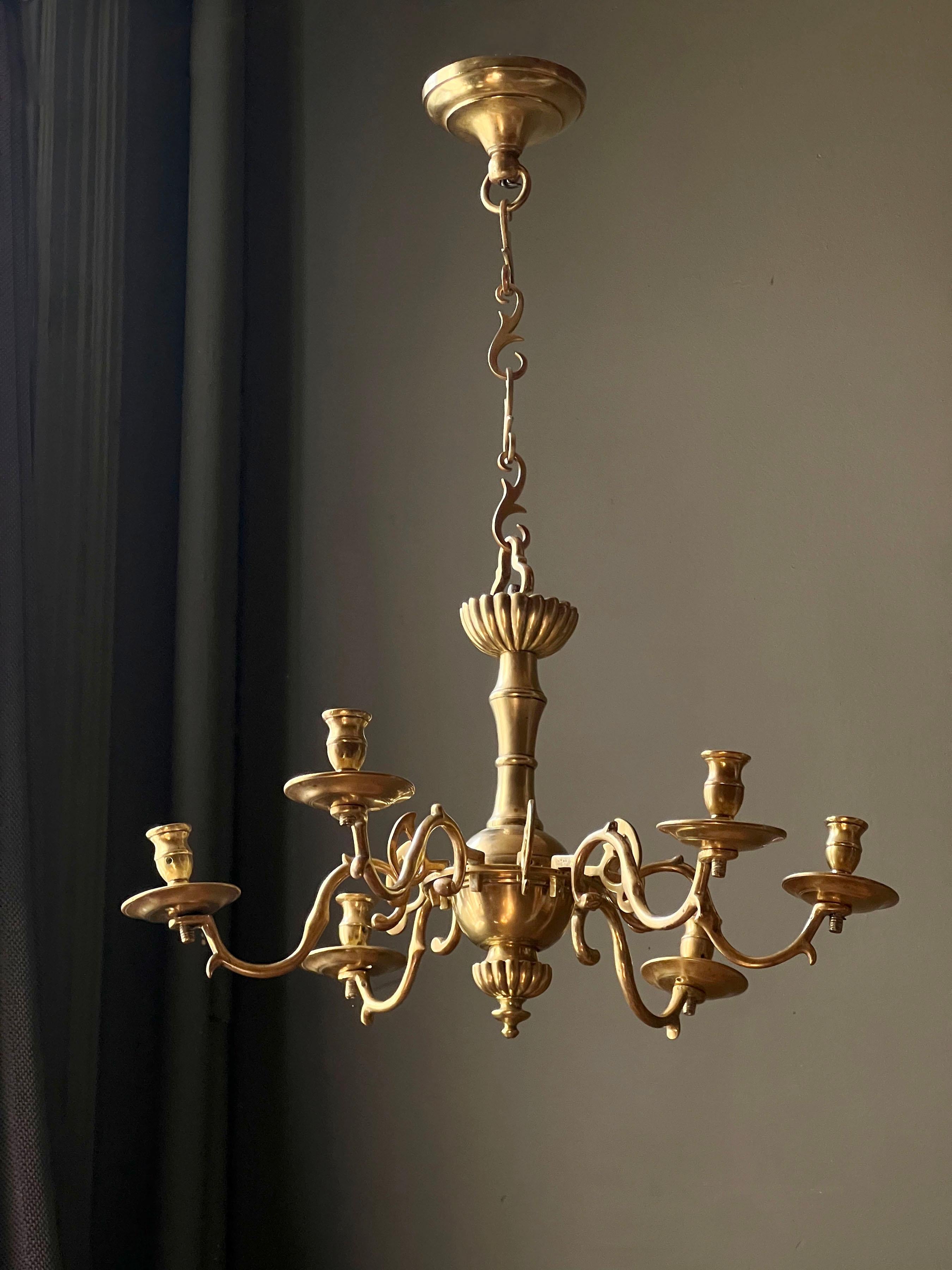 Laiton Lustre à six lumières en laiton anglais du milieu du XVIIIe siècle en vente