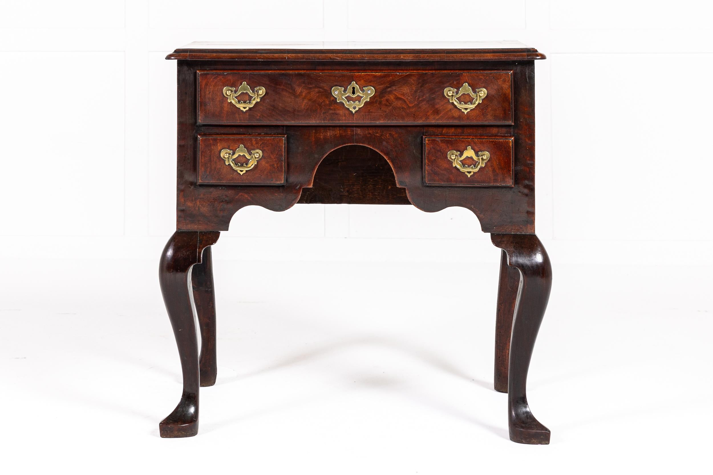 Un raffinatissimo Lowboy in mogano della metà del XVIII secolo con colori e proporzioni eccellenti.

Questo mobile basso è di proporzioni superbe, con un unico cassetto lungo e due cassetti più piccoli al di sotto. L'inginocchiatoio è ben sagomato,