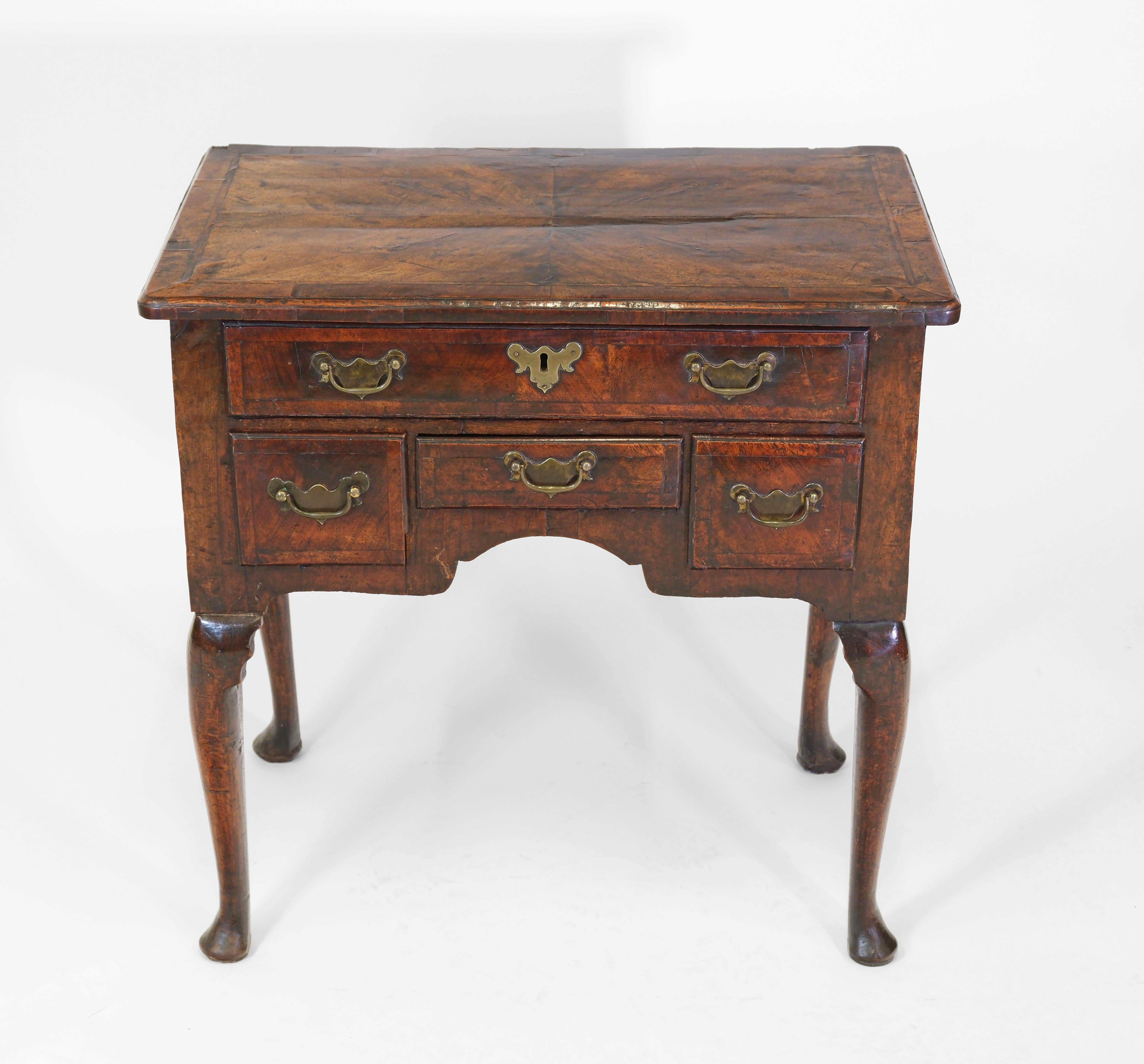 Milieu du XVIIIe siècle Anglais provincial George II lowboy. Circa 1750.

Ce fabuleux bas de gamme aux proportions réduites est plein de caractère et de charme. Il est doté d'une finition d'origine qui présente une superbe patine profonde.

Les